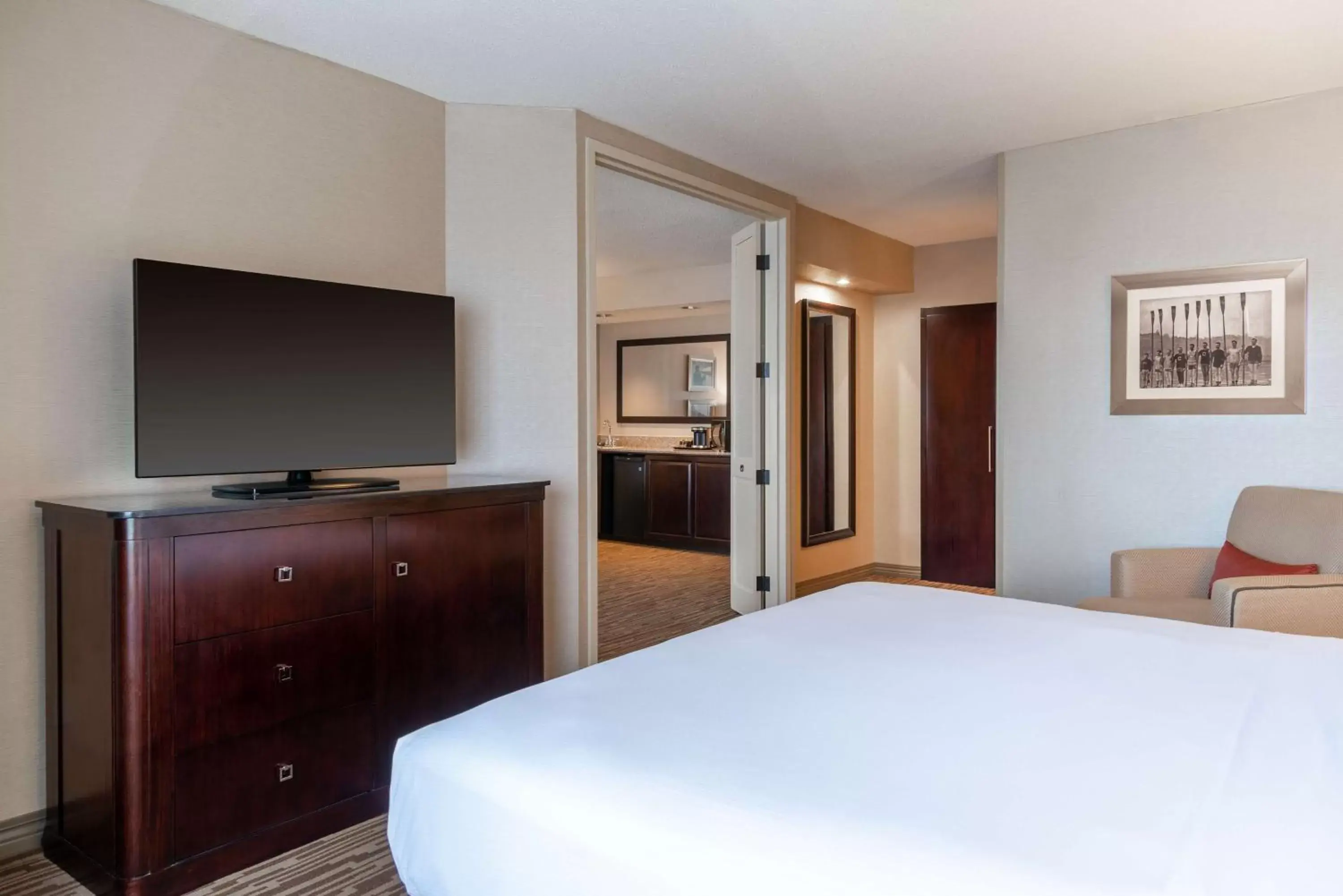 Bed, TV/Entertainment Center in DoubleTree Suites by Hilton Hotel Columbus Downtown