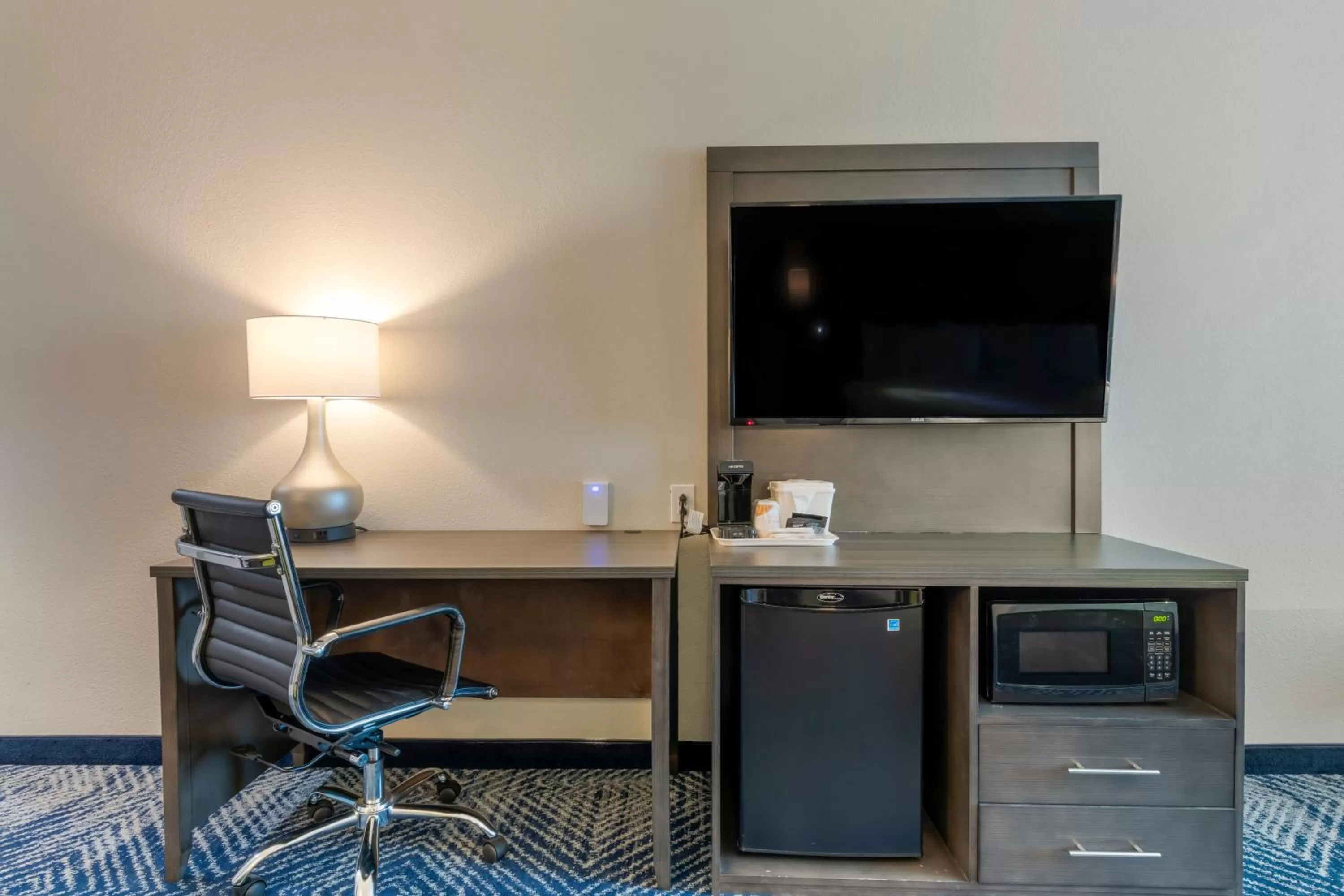 TV and multimedia in Comfort Inn & Suites Balch Springs - SE Dallas