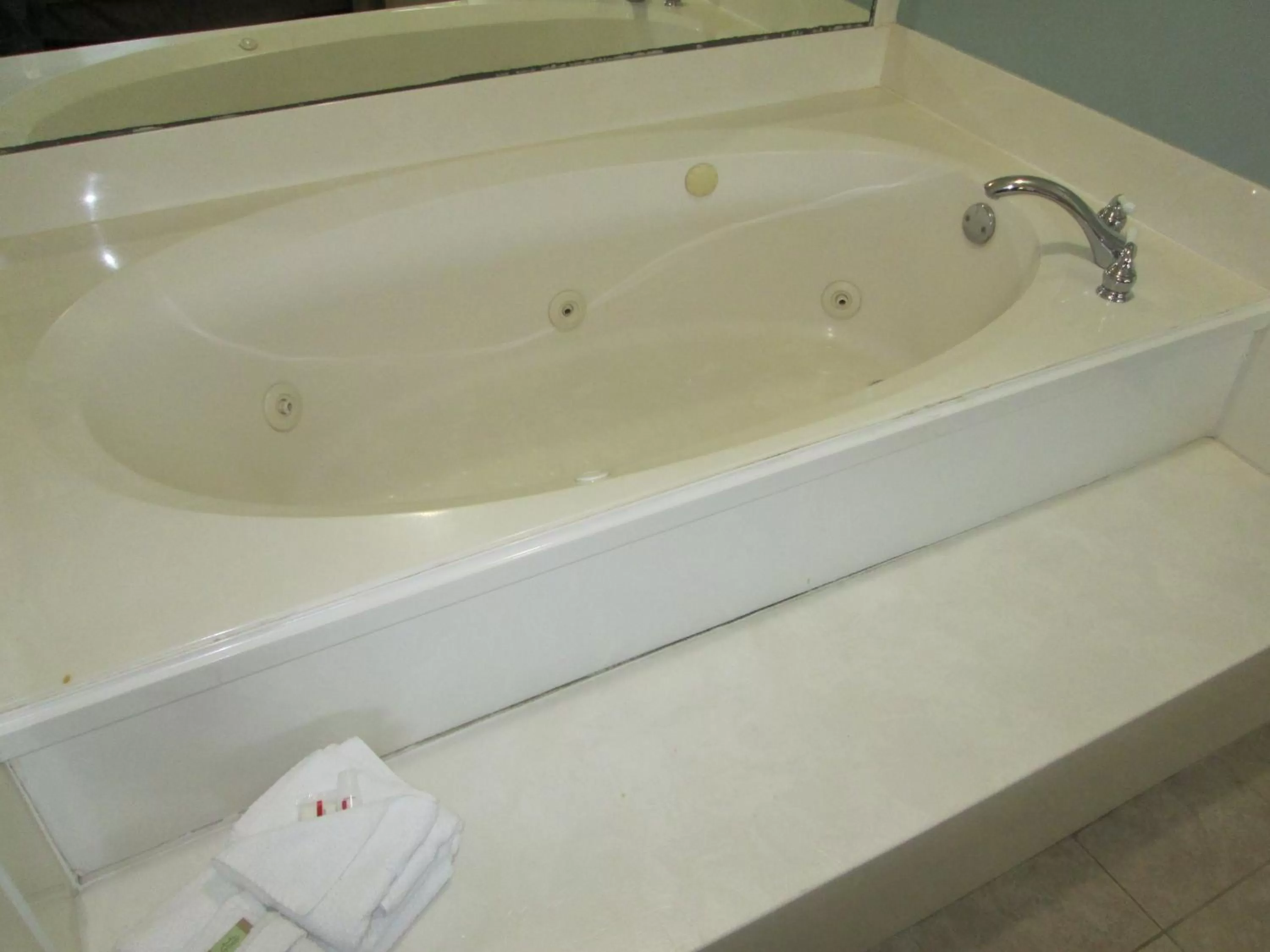 Hot Tub in Super 8 by Wyndham Ft Walton Beach