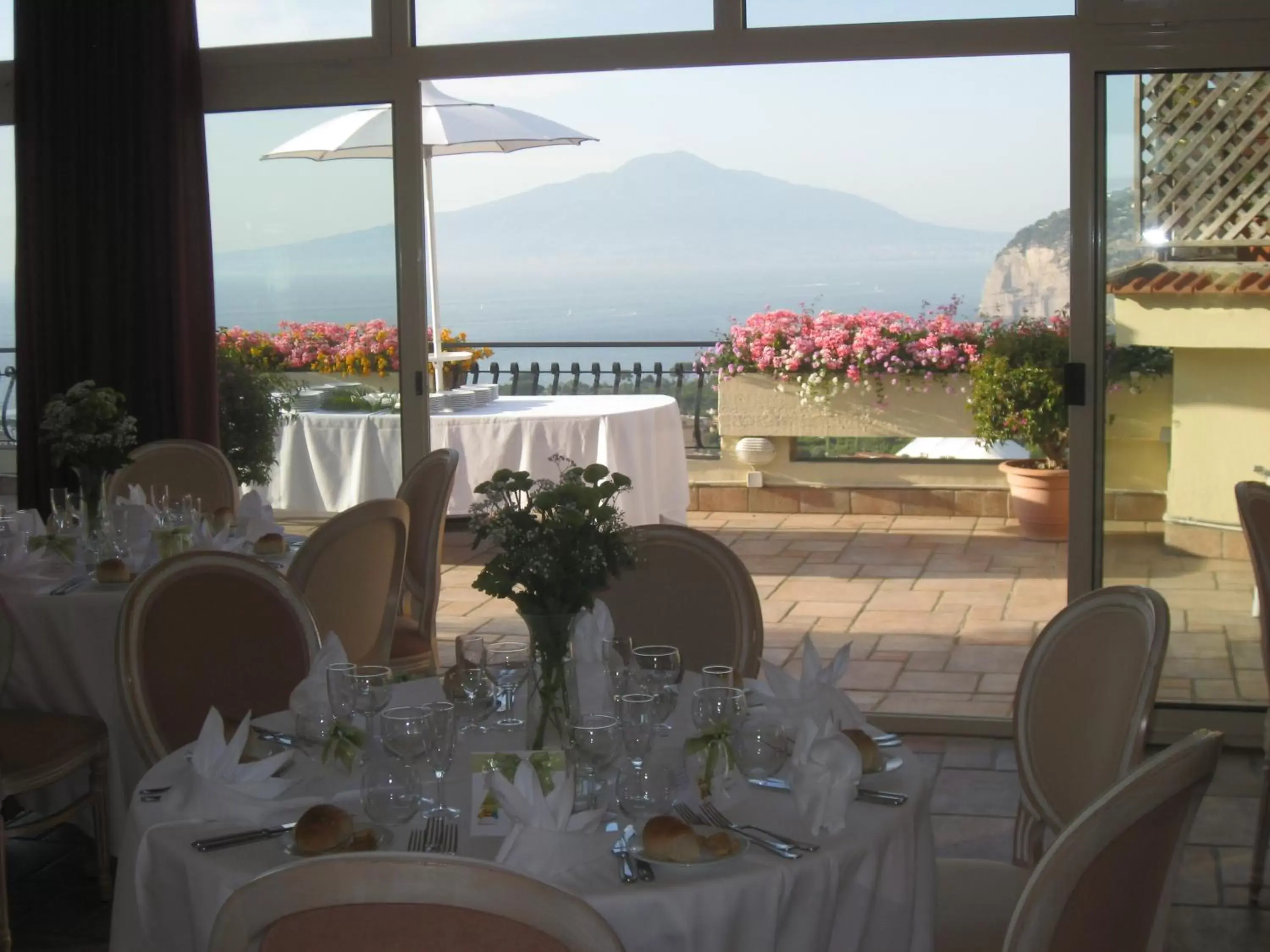 Business facilities, Restaurant/Places to Eat in Hotel Cristina