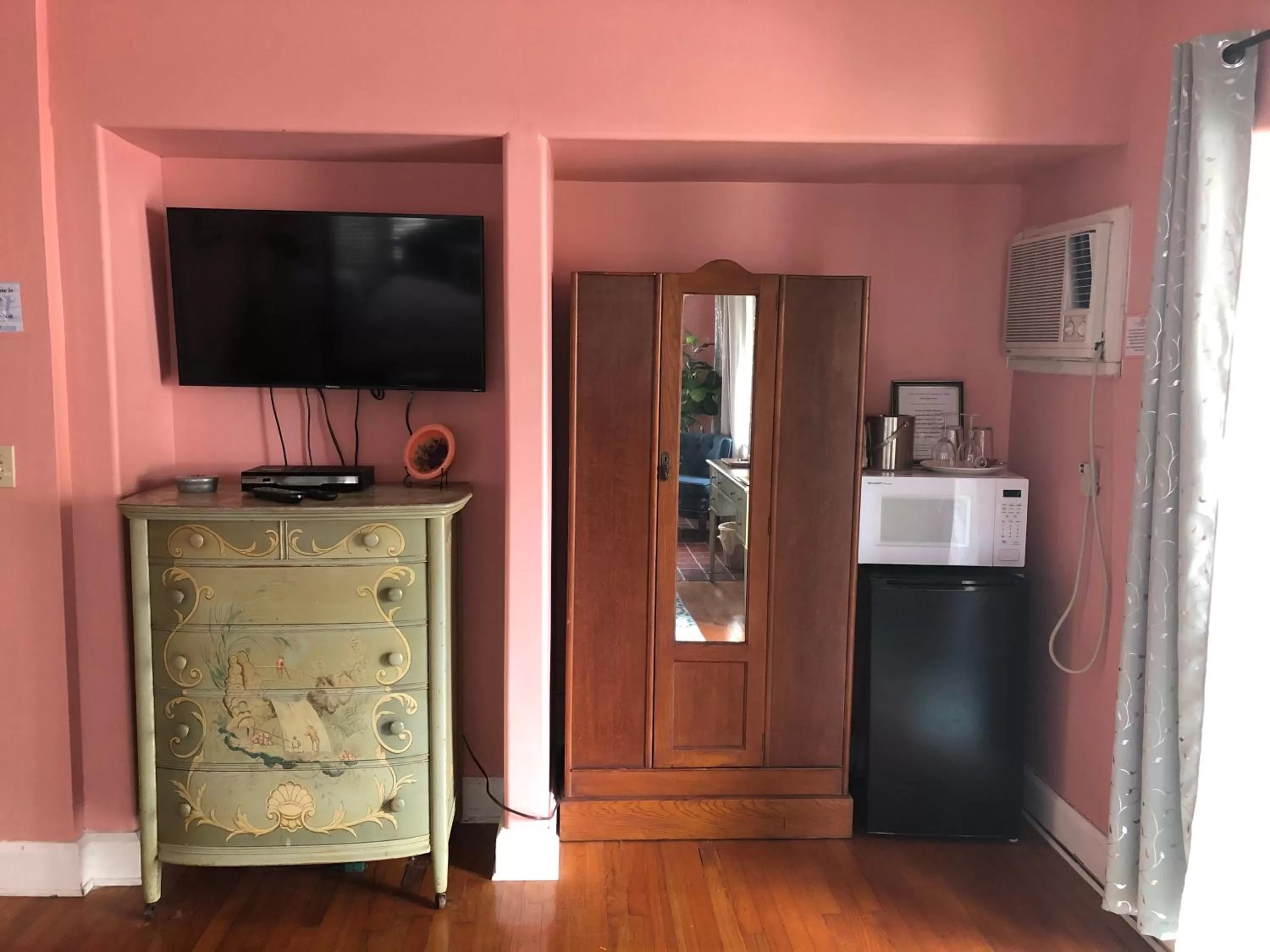 TV and multimedia, TV/Entertainment Center in Sea Breeze Manor Inn