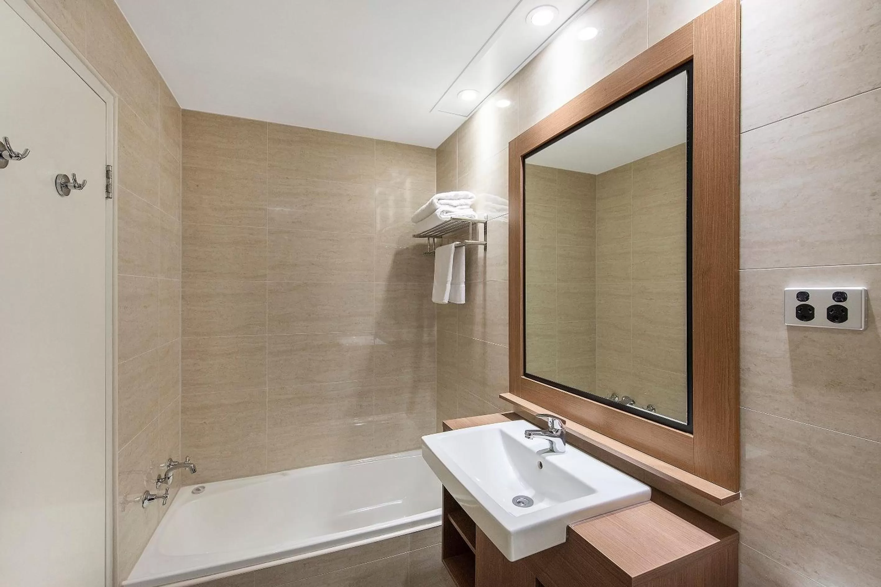 Bathroom in Quality Hotel Ambassador Perth