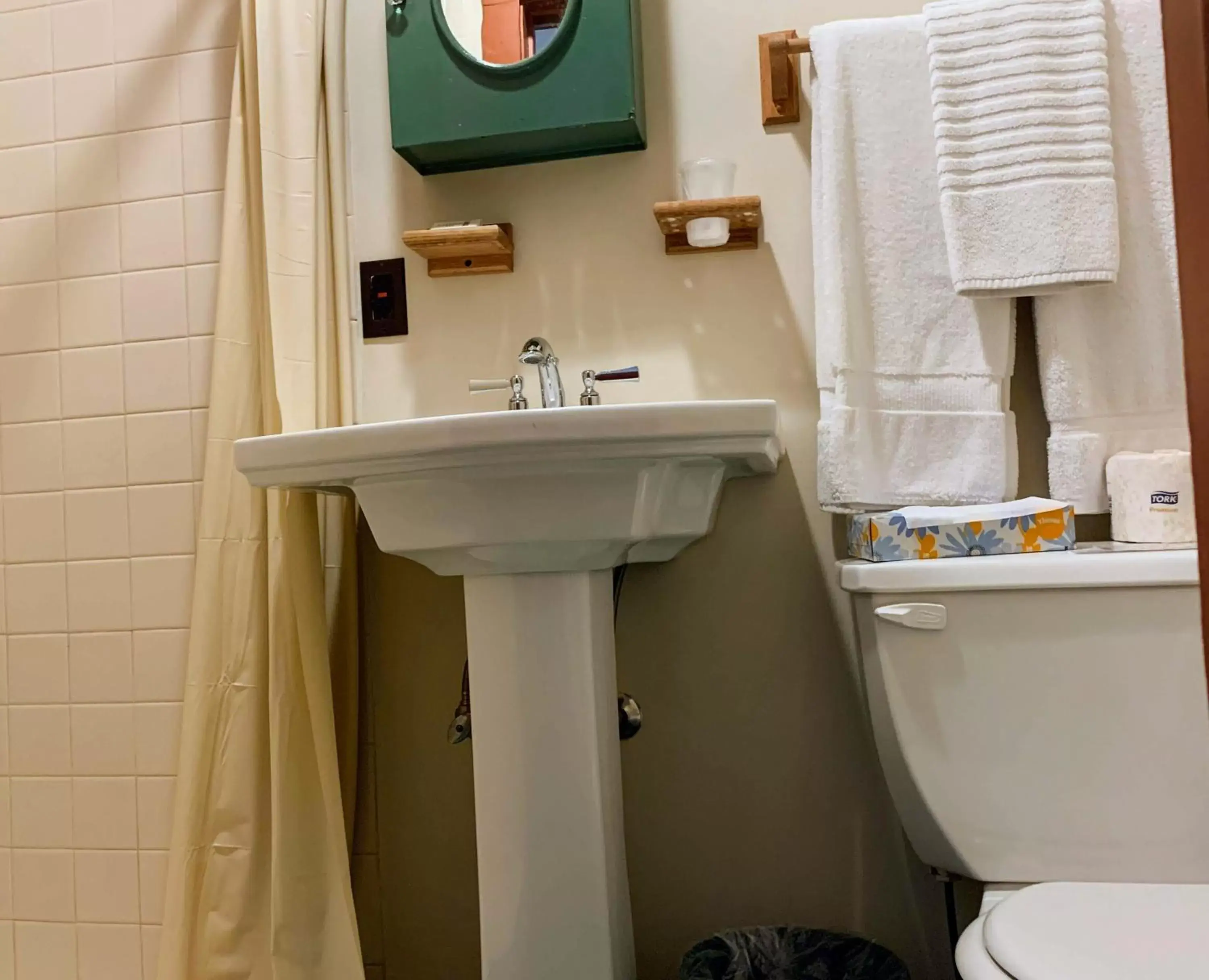 Bathroom in Lakeside Inn