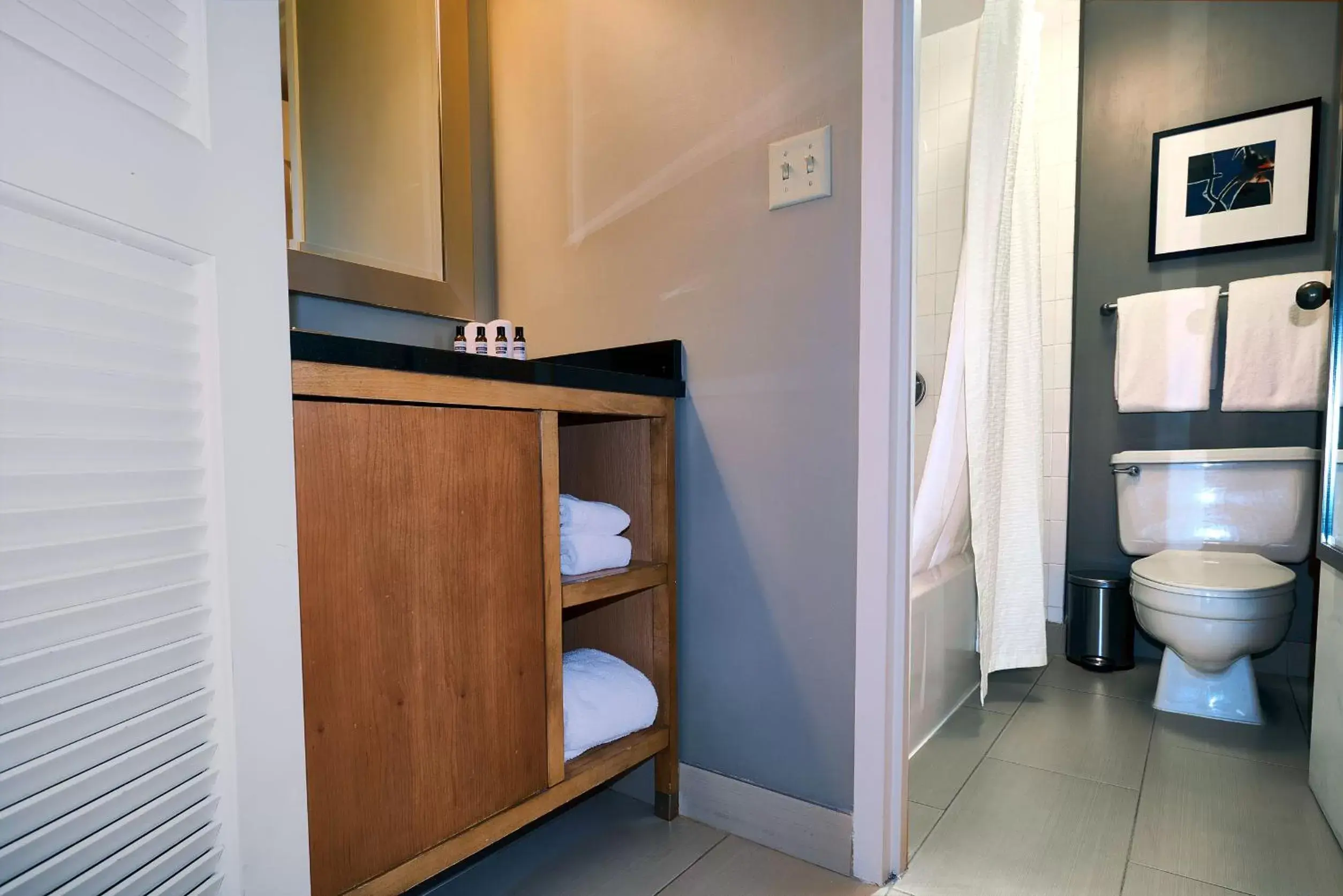 Bathroom in Hyatt Regency Lisle near Naperville Bathroom in Hyatt Regency Lisle near Naperville