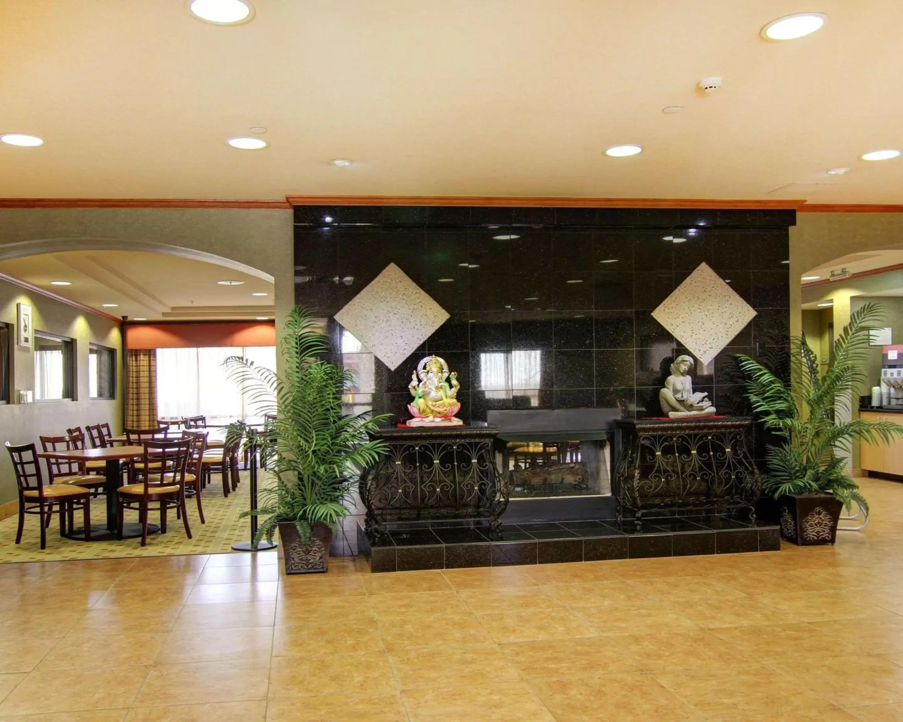 Lobby or reception in Comfort Suites El Paso West