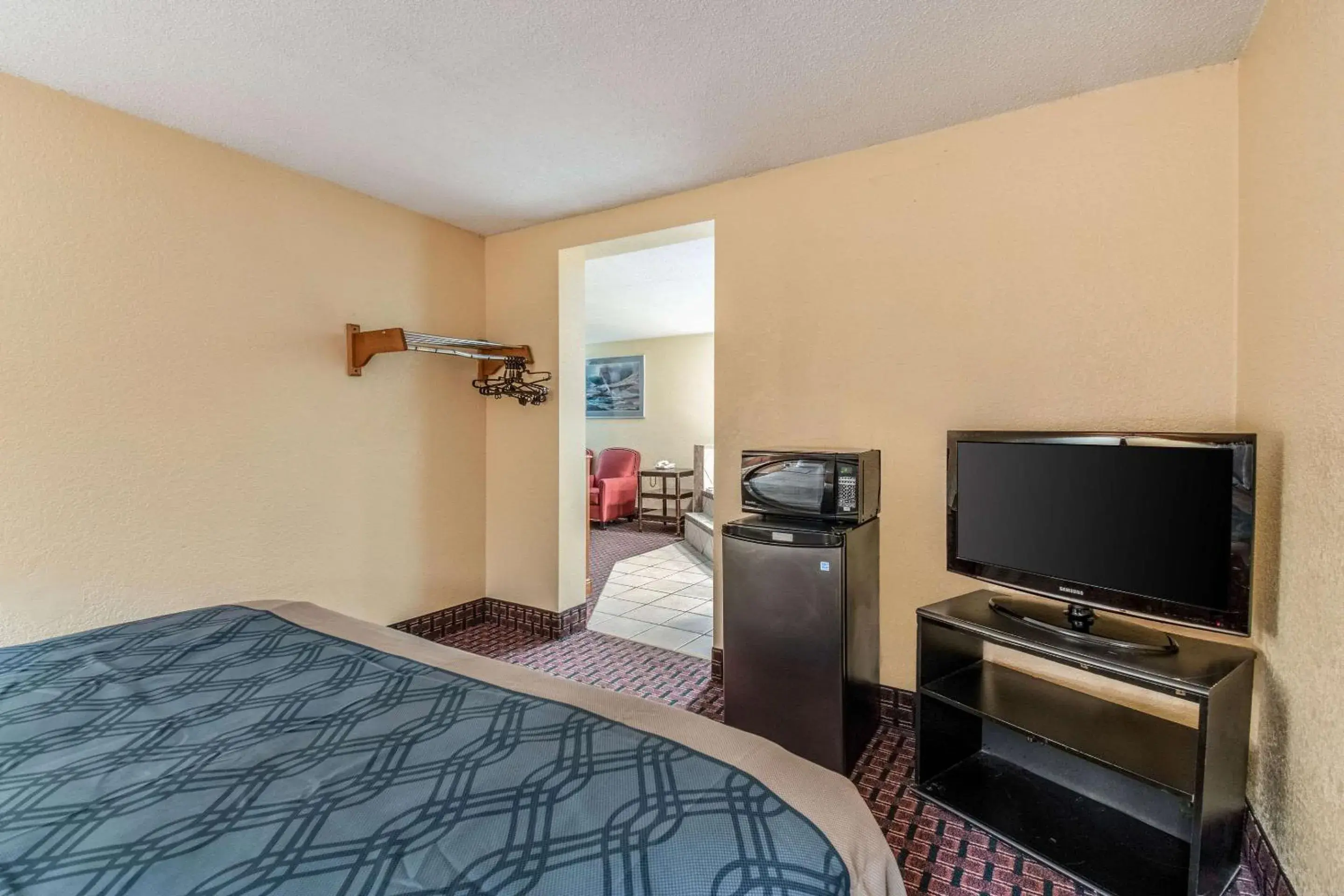 Photo of the whole room, TV/Entertainment Center in Rodeway Inn