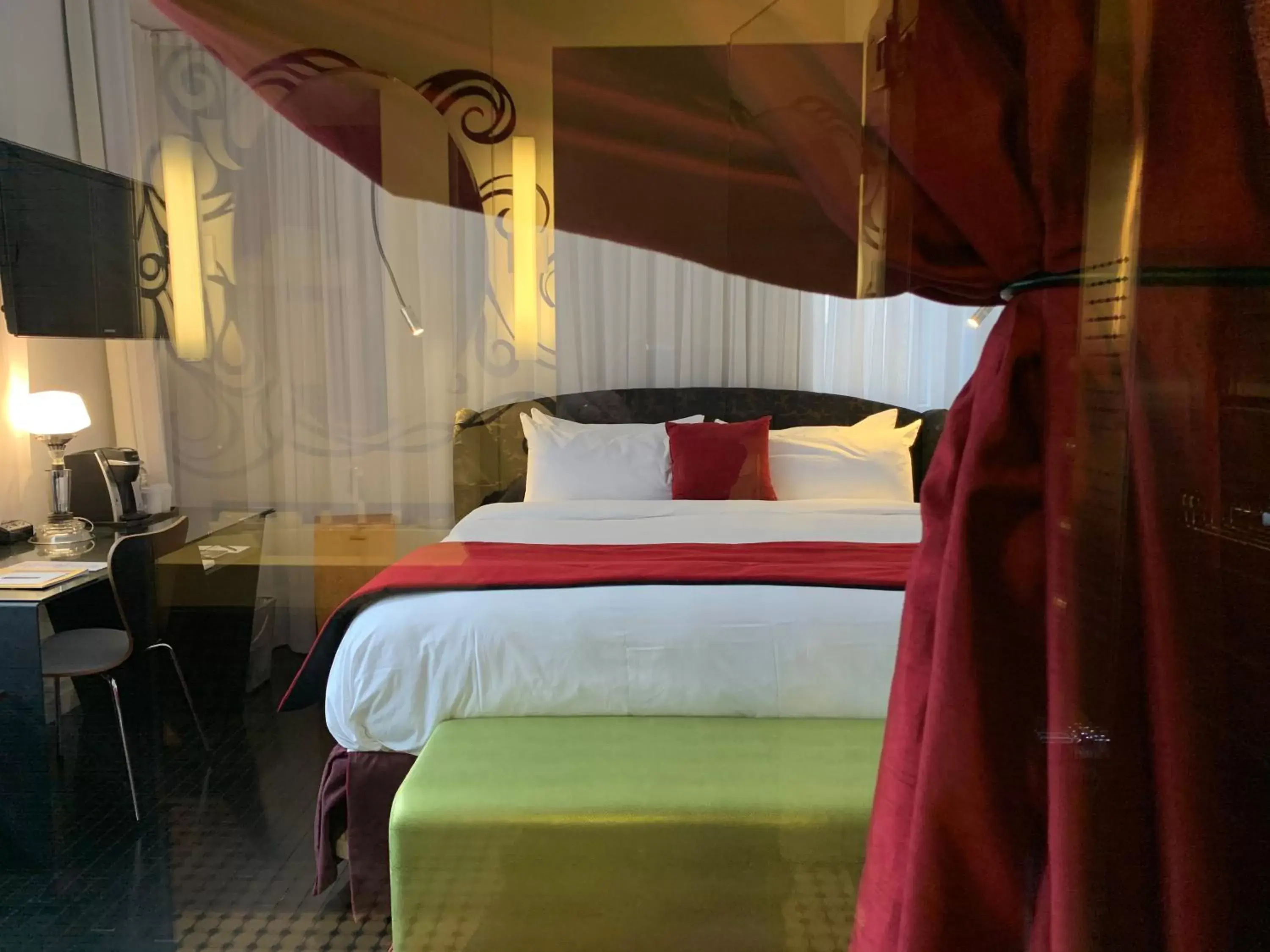 Shower, Bed in Hotel Chez Swann