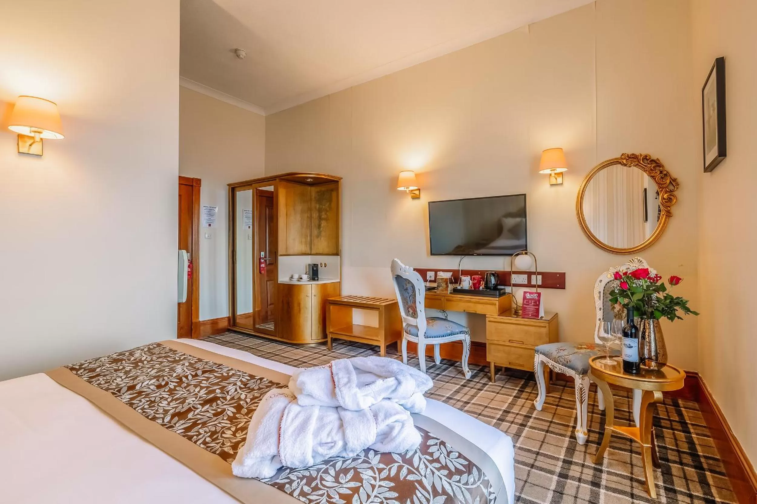 Bedroom, Bed in Muthu Alexandra Hotel