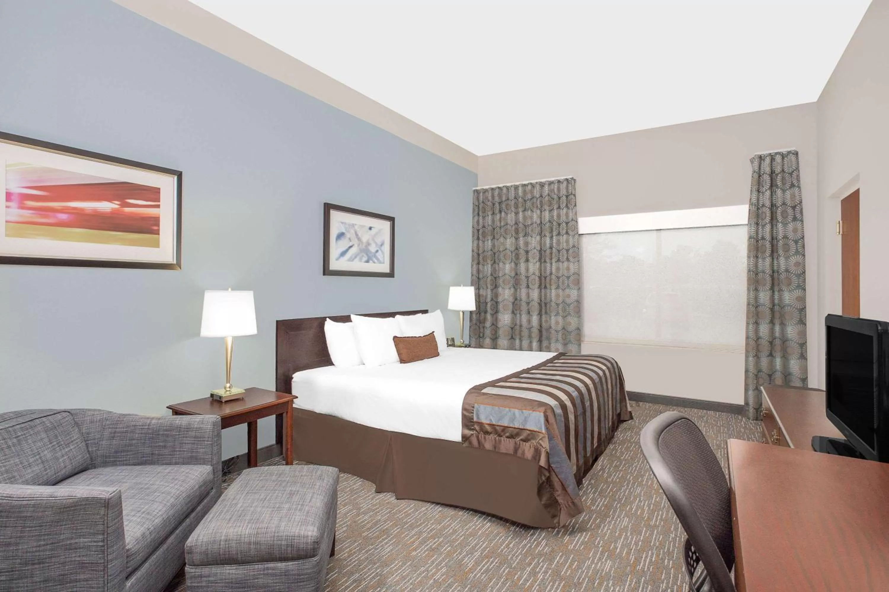 Deluxe King Room - Non-Smoking in Wingate by Wyndham Green Bay