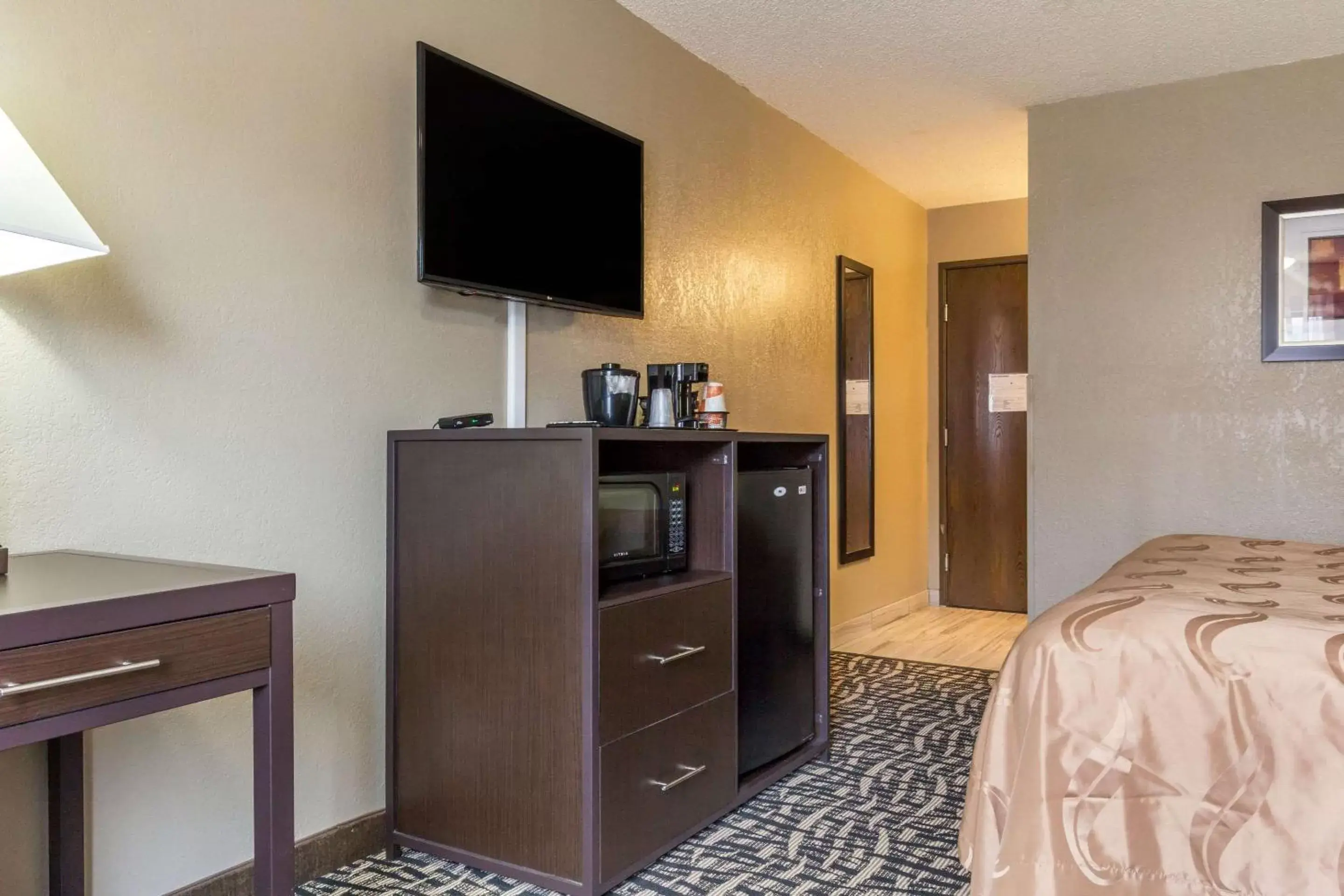 Photo of the whole room, TV/Entertainment Center in Quality Inn