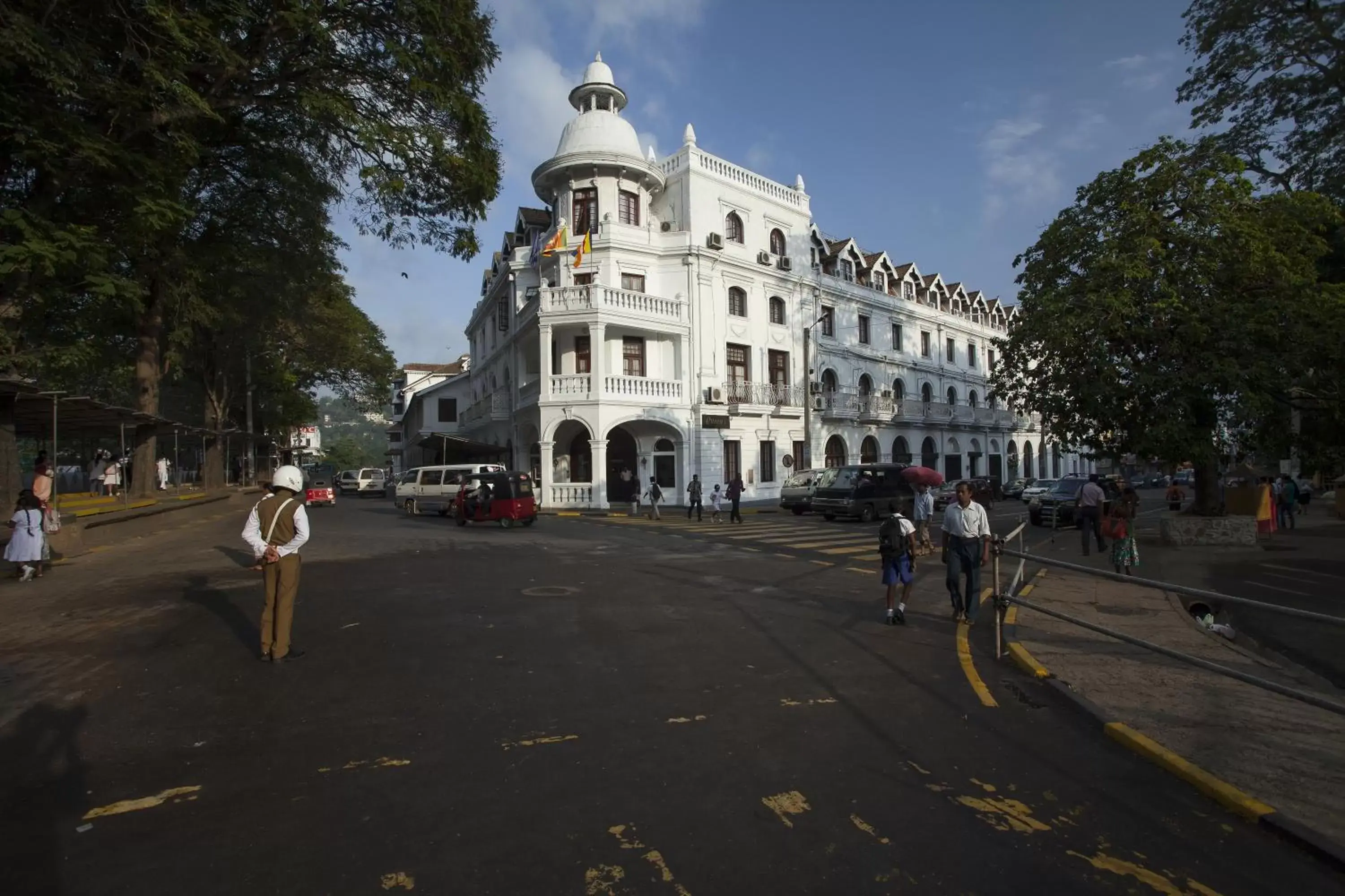 Facade/entrance in Queen's Hotel