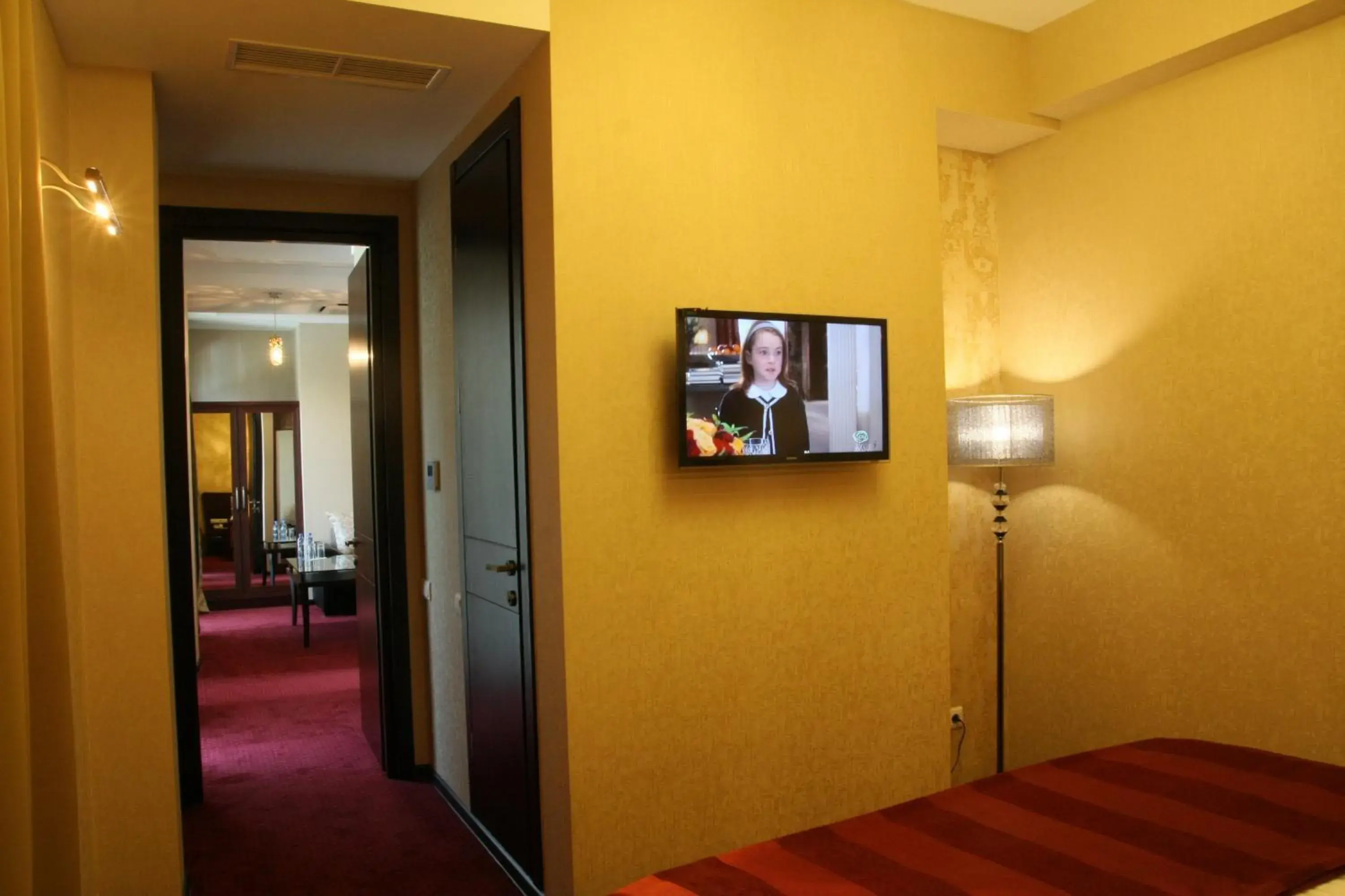 Shower, TV/Entertainment Center in Marionn Hotel