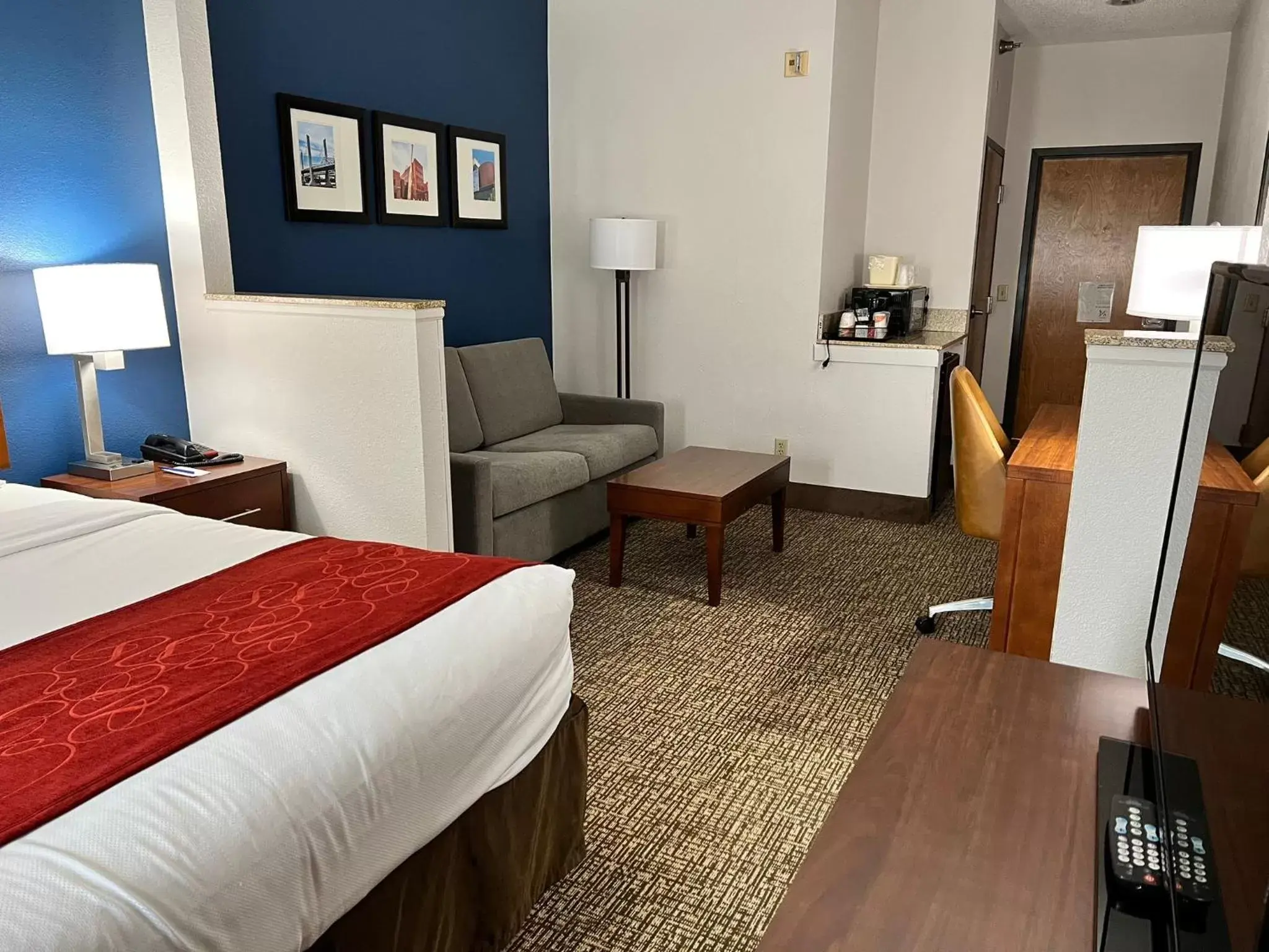 Bedroom, Seating Area in Comfort Suites Louisville East