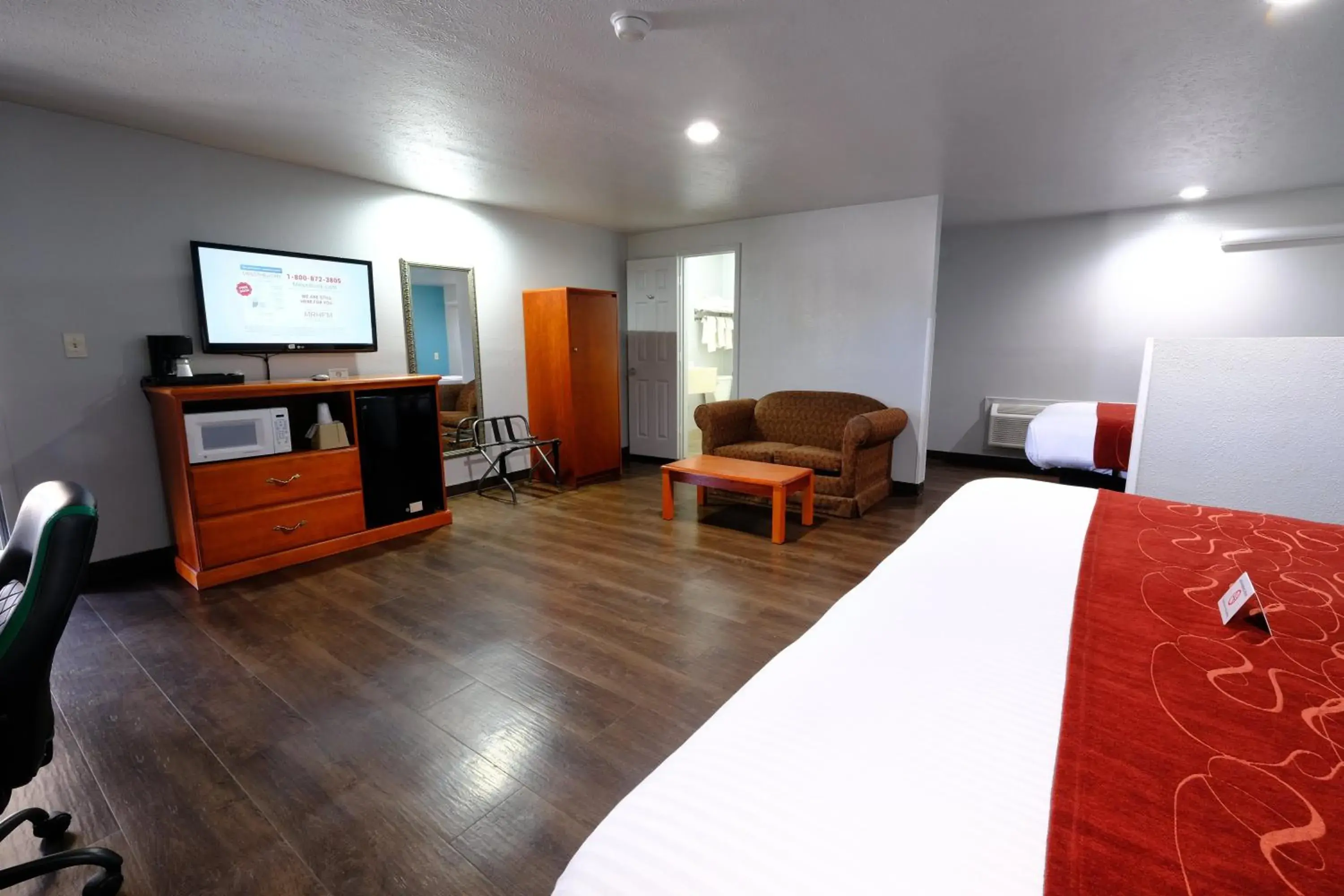 Bedroom, TV/Entertainment Center in M Star Hotel Searcy