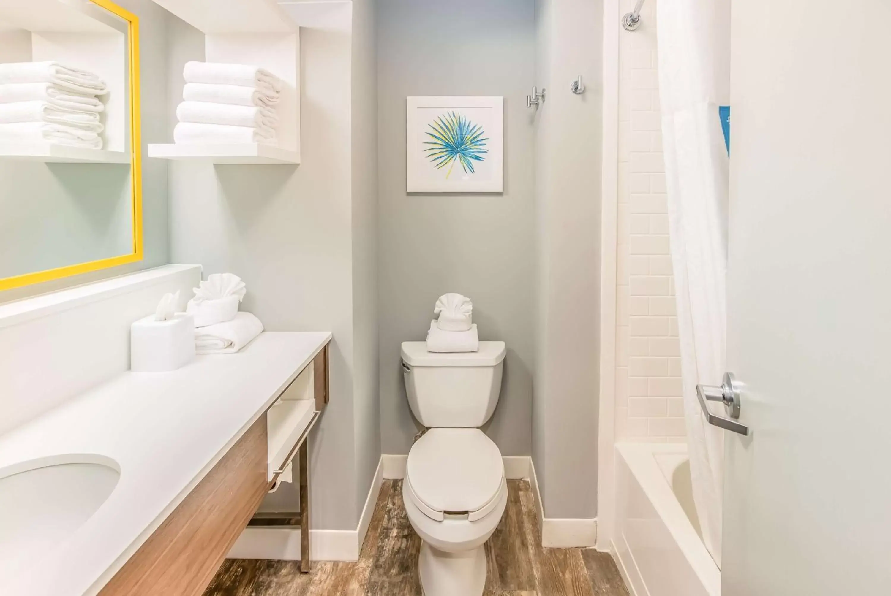 Living room, Bathroom in Hampton Inn Pensacola Beach