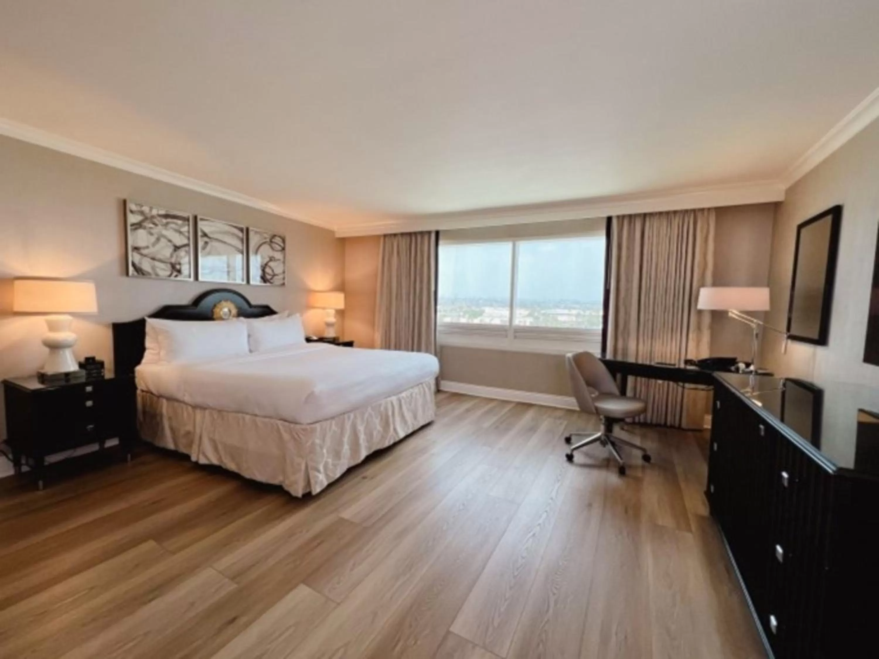 Bedroom, Bed in The Commerce Casino & Hotel