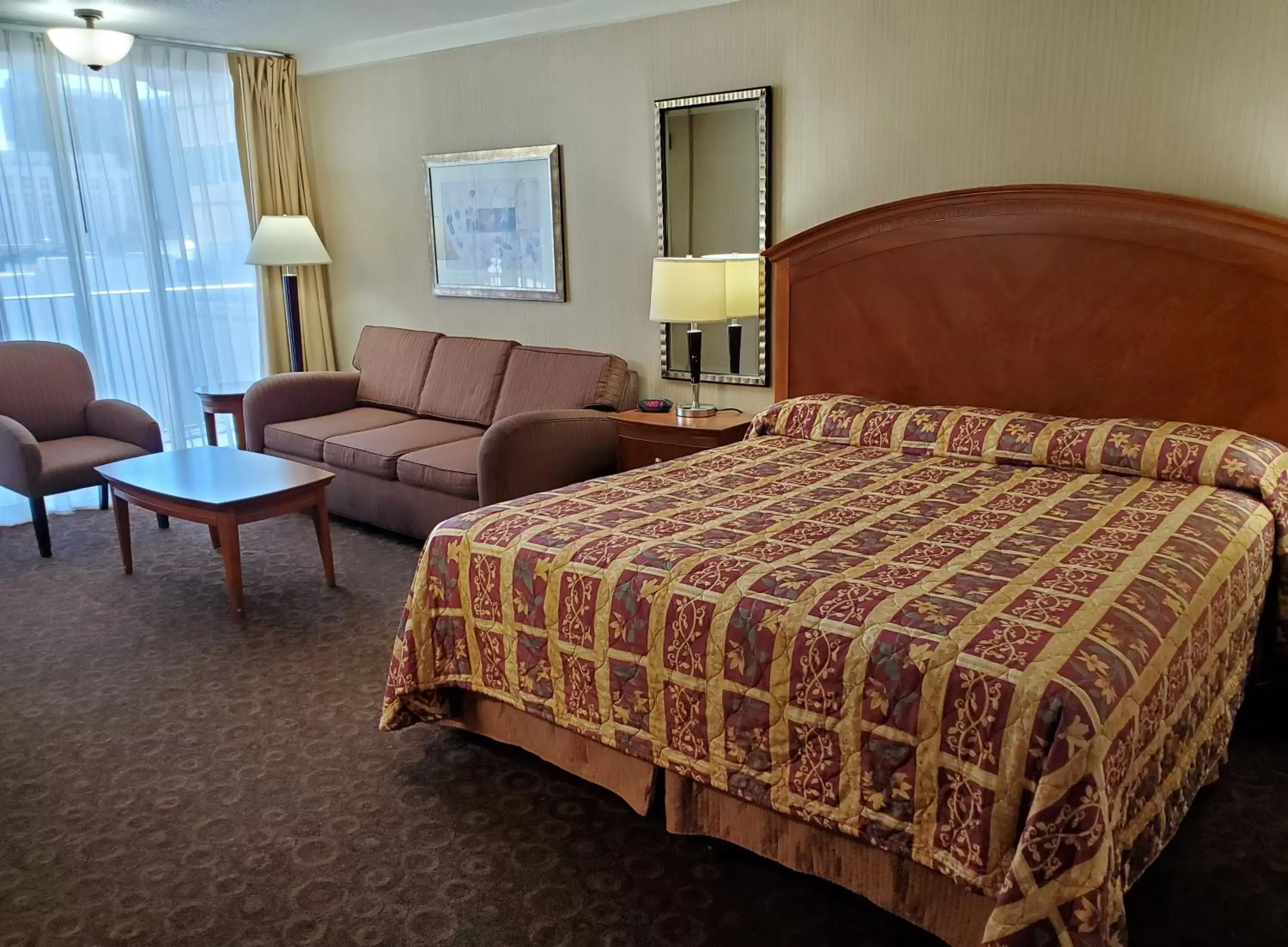 Bed in Royal Pacific Motor Inn