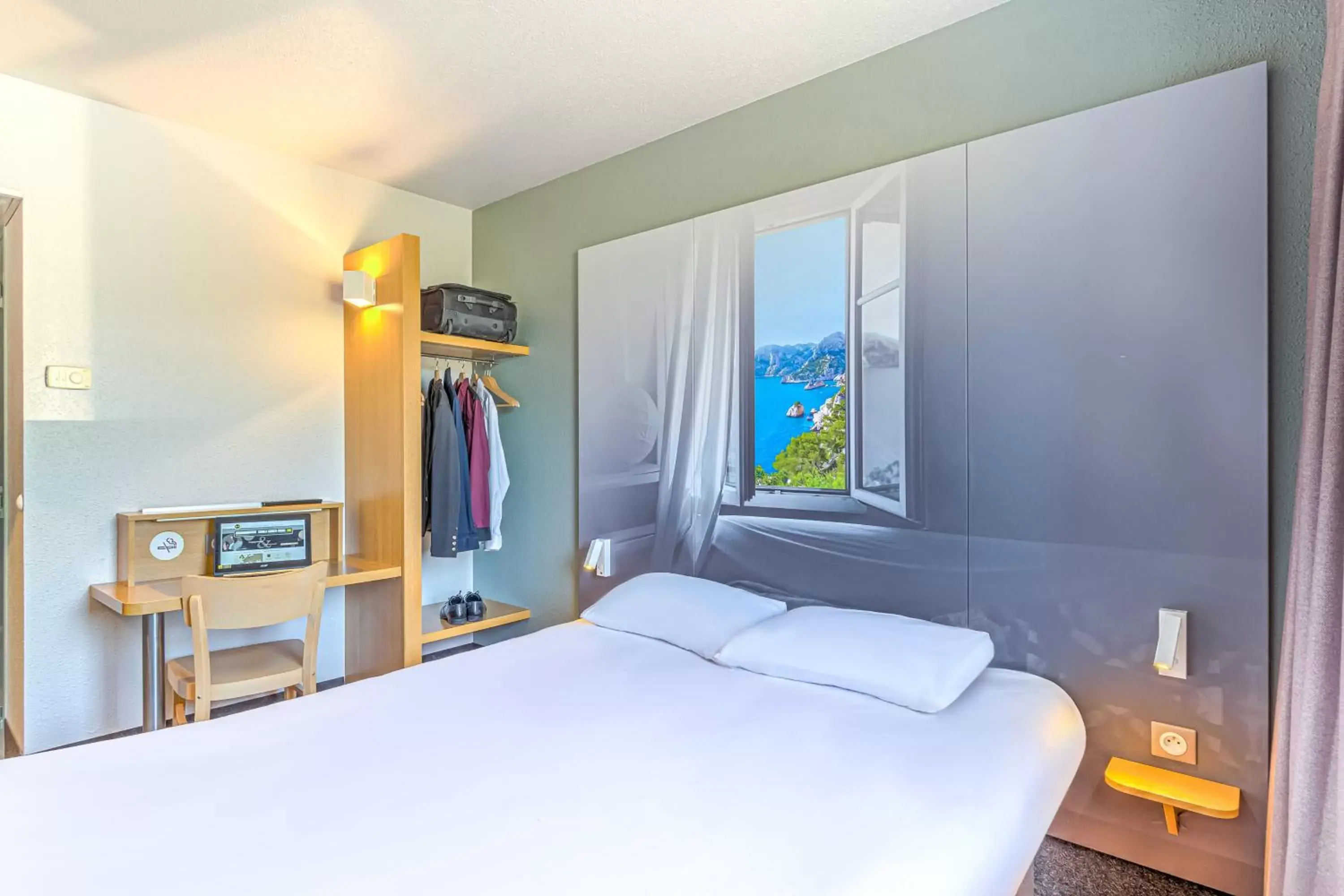 Bedroom, Bed in B&B HOTEL Salon de Provence