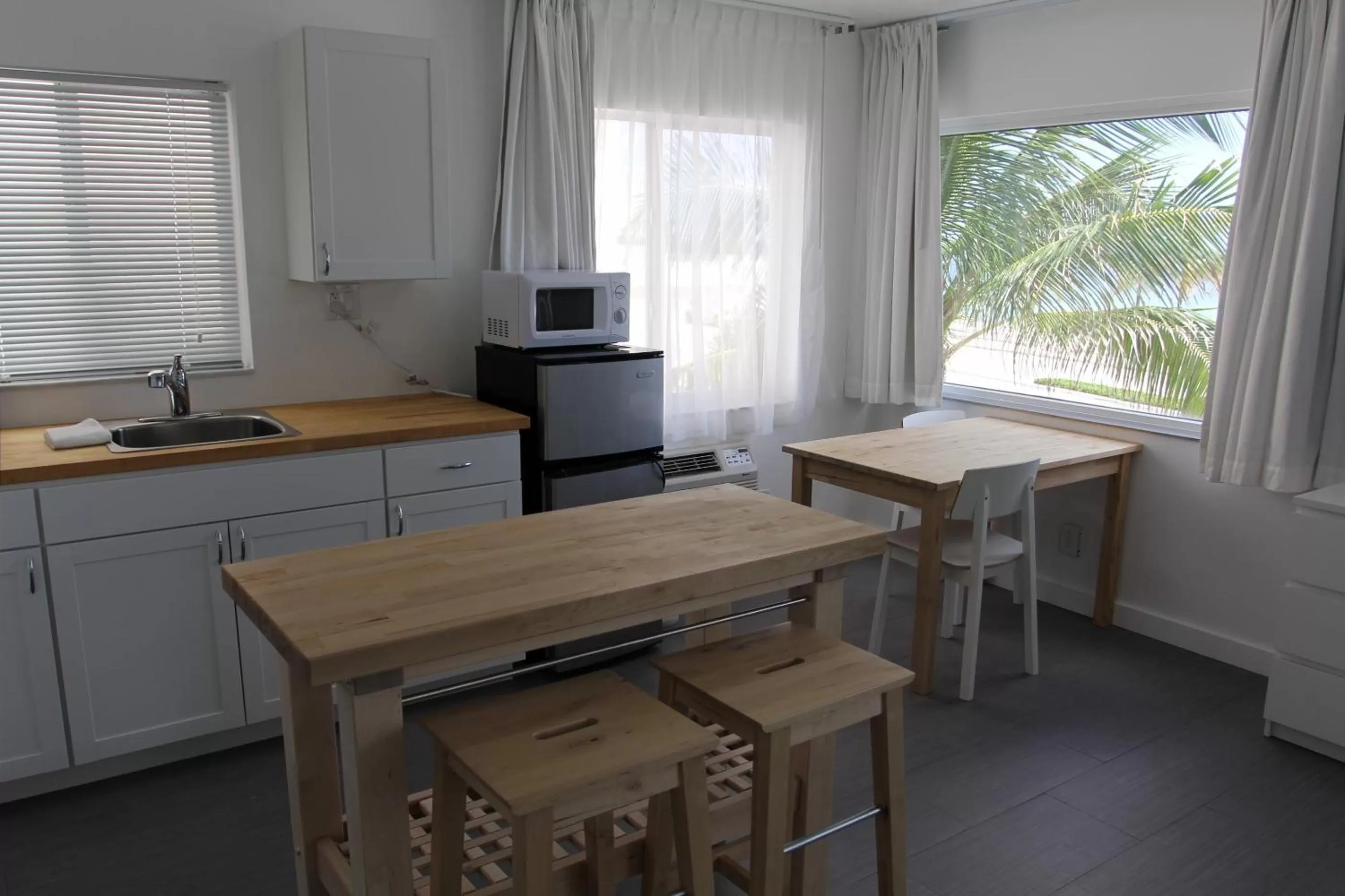 Dining area in Snooze