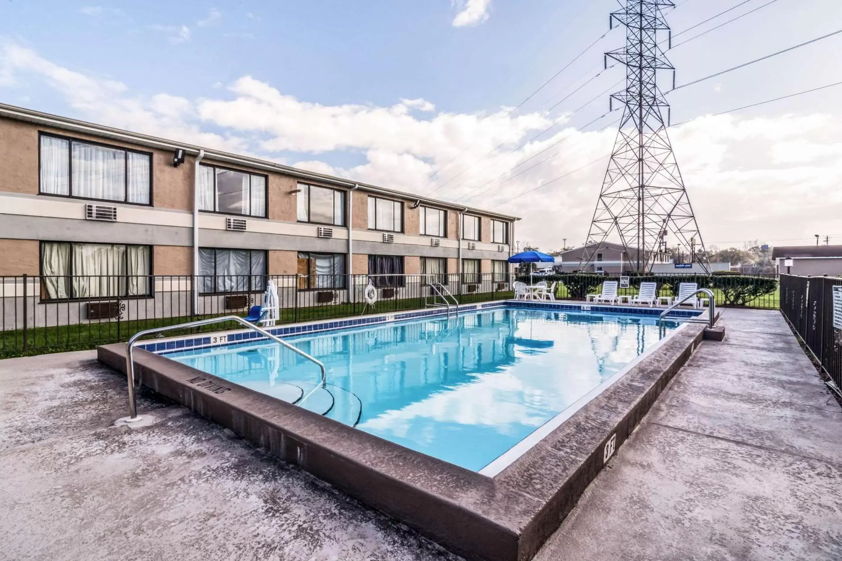 Property building, Swimming Pool in Quality Inn