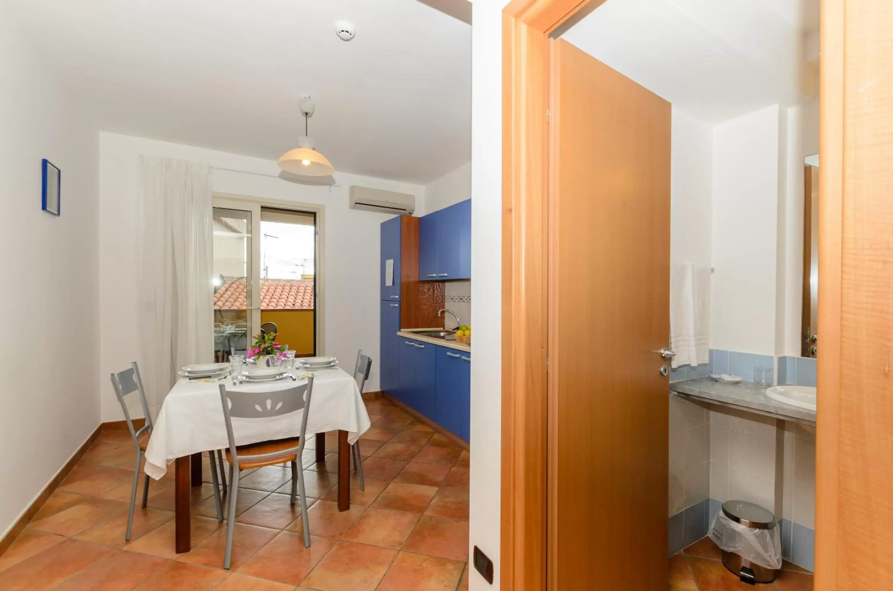 Bathroom, Dining Area in Le Tartarughe Aparthotel