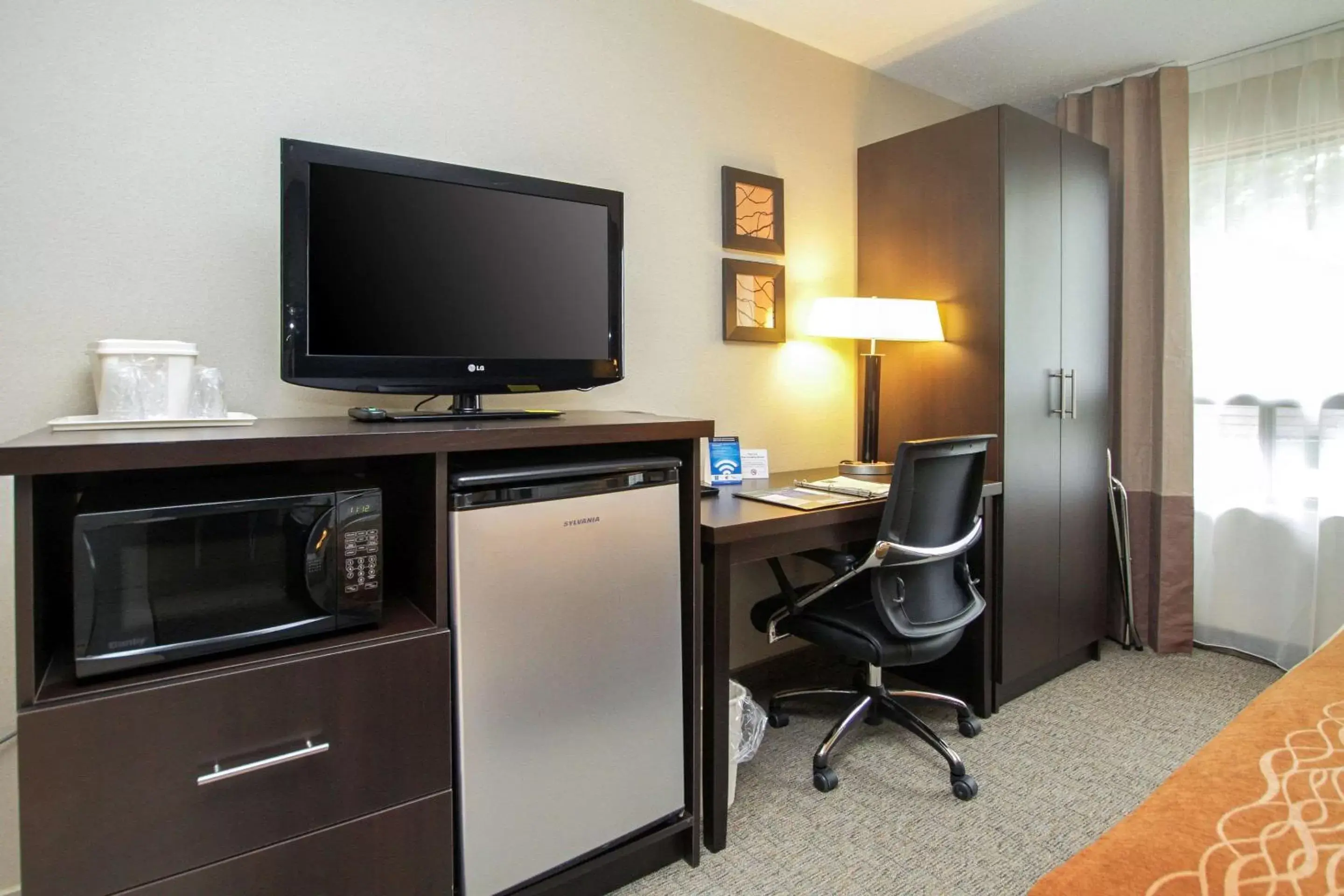 Photo of the whole room, TV/Entertainment Center in Comfort Inn Cornwall