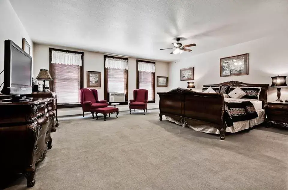 Seating Area in New Orleans Hotel Eureka Springs