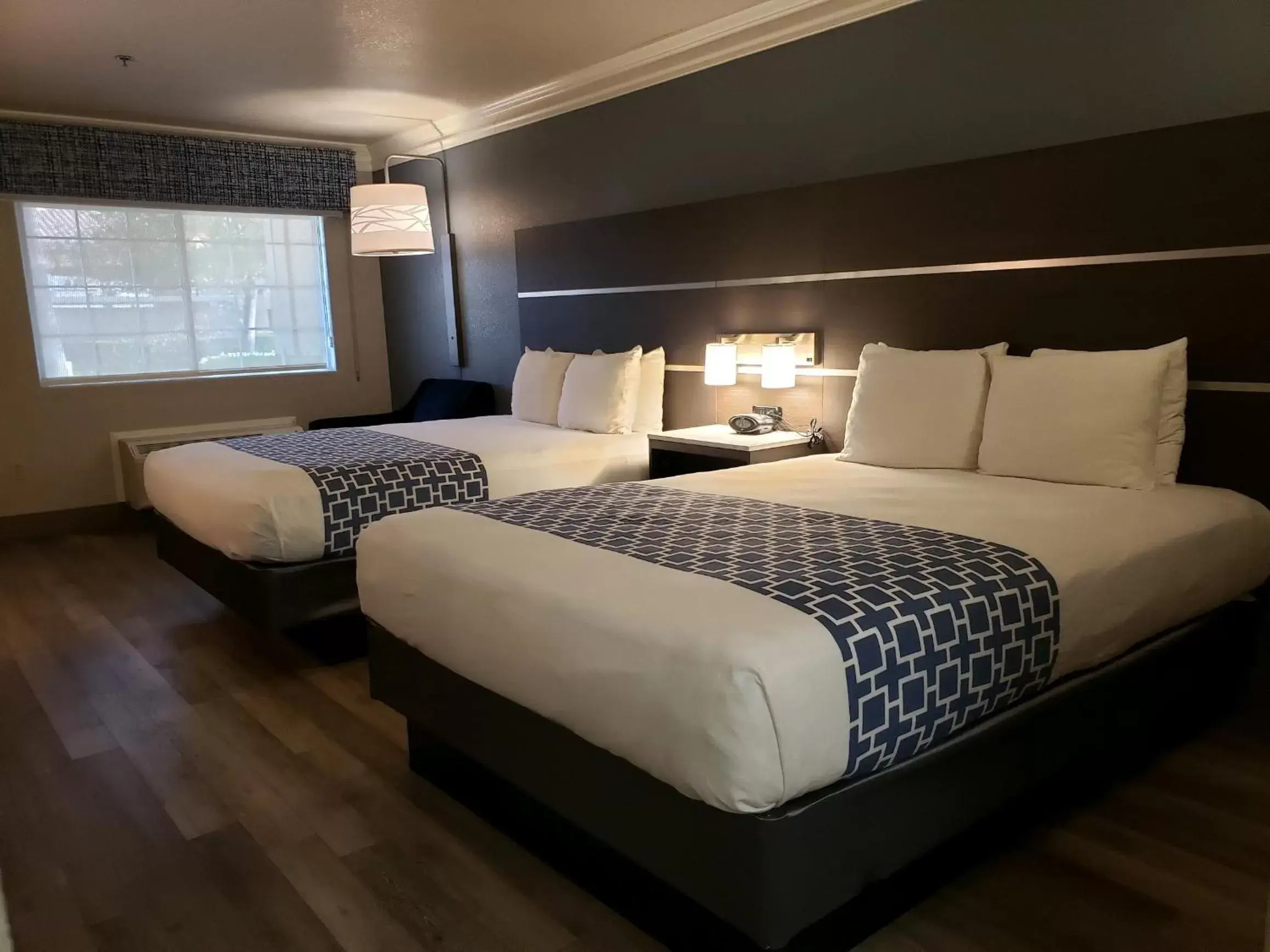 Bed in Best Western Inn & Suites Lemoore