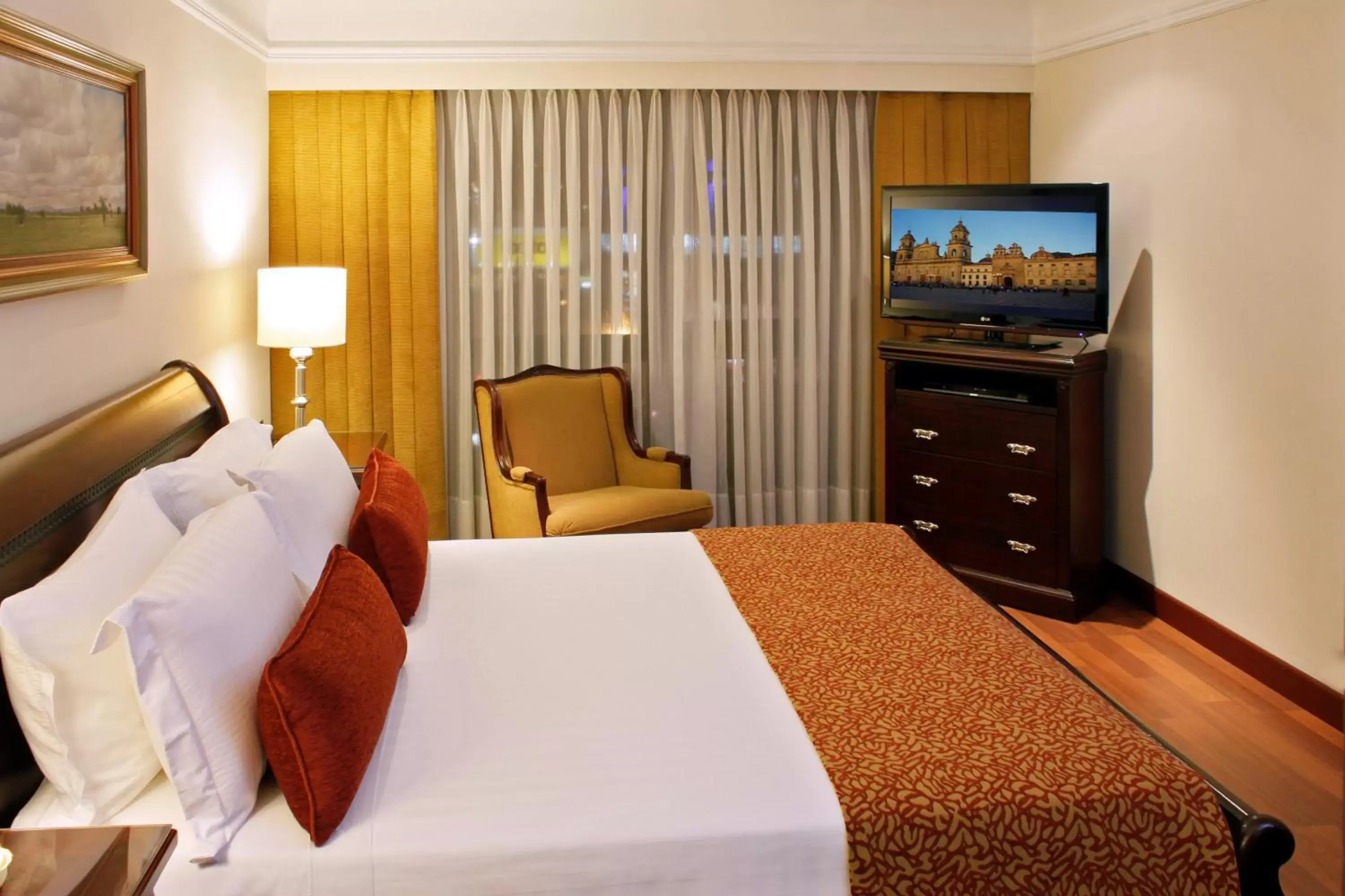 Bed, TV/Entertainment Center in Hotel Estelar La Fontana