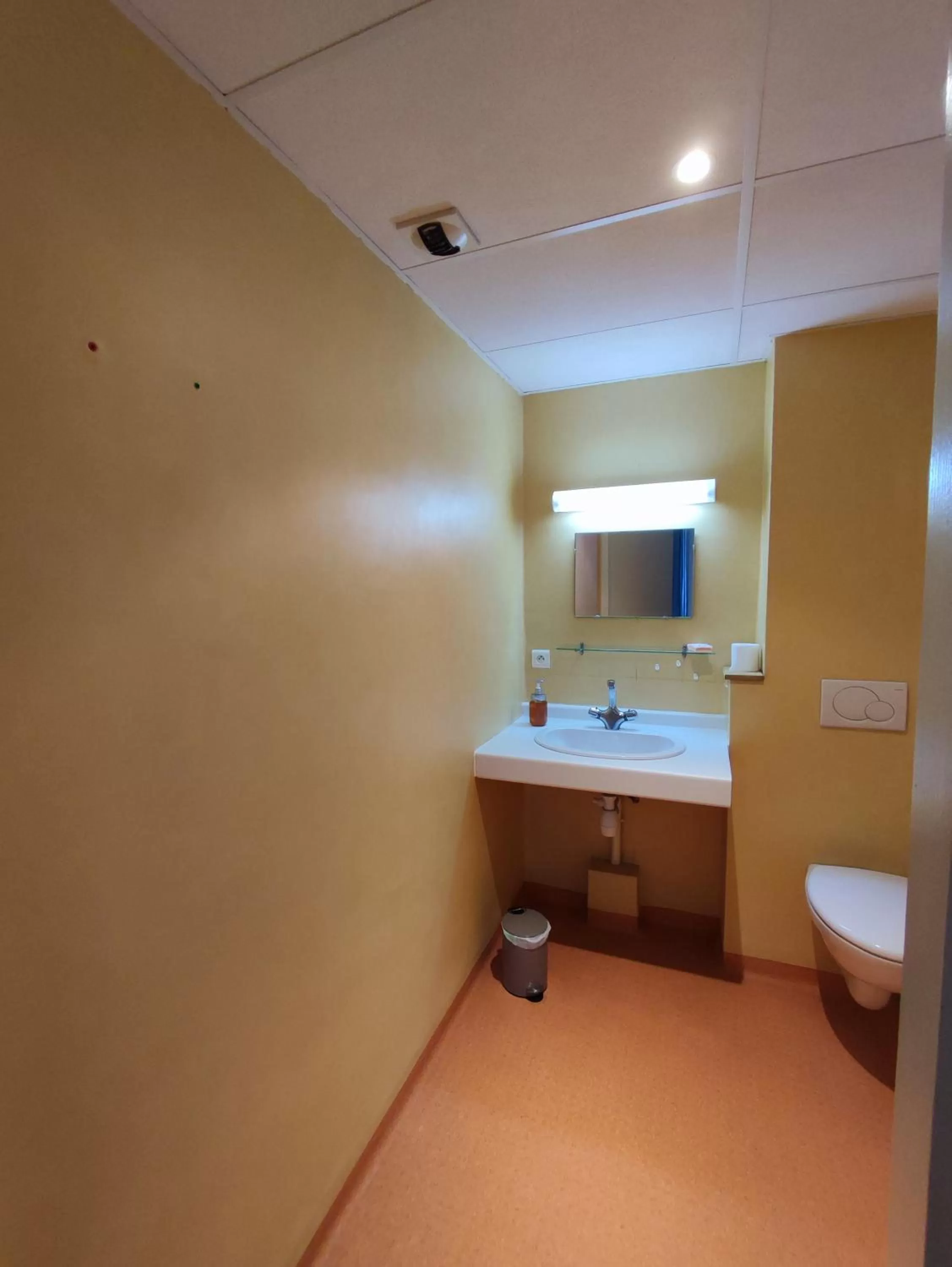 Bathroom in Gîte d'étape et de groupe du Clos Saint Roch