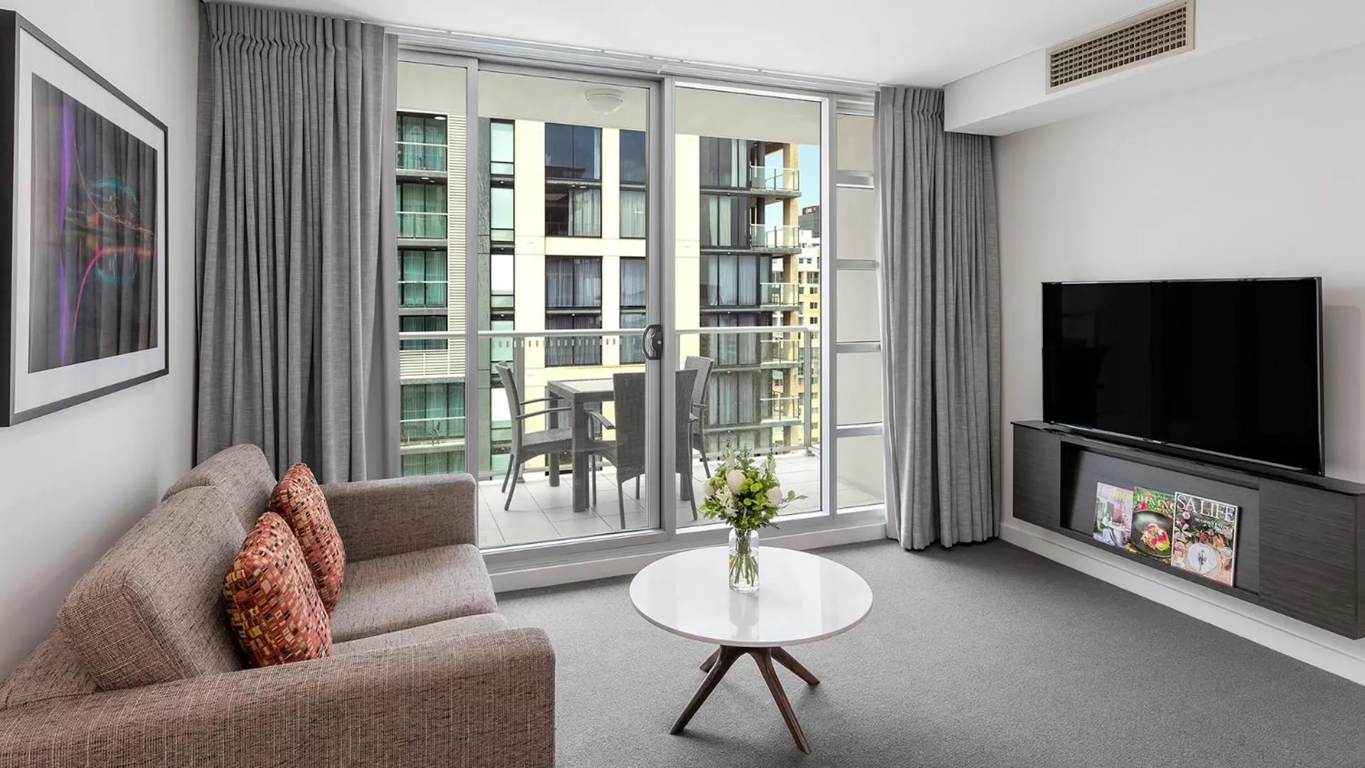 TV and multimedia in Oaks Adelaide Embassy Suites