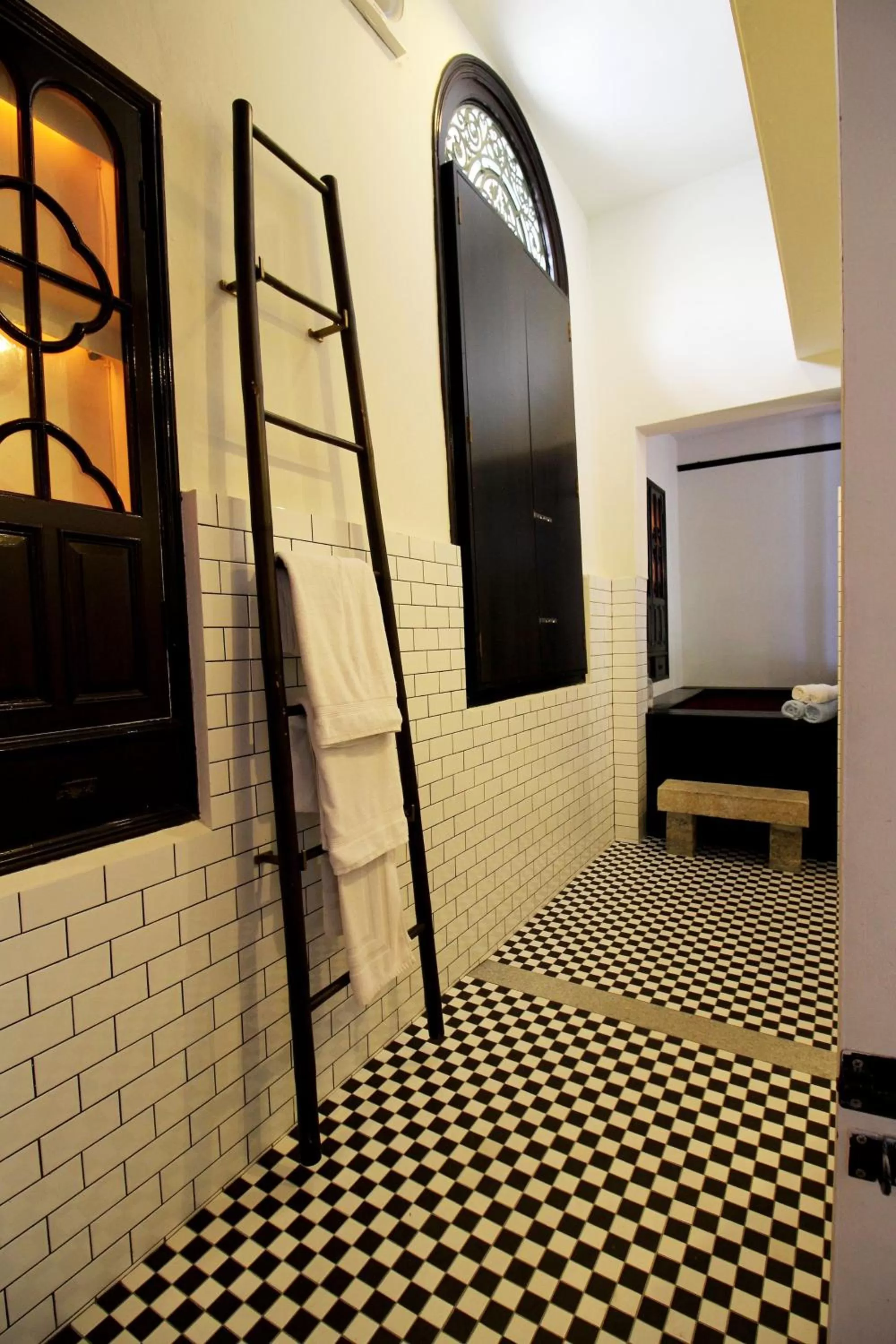 Bathroom, Bed in Cheong Fatt Tze - The Blue Mansion