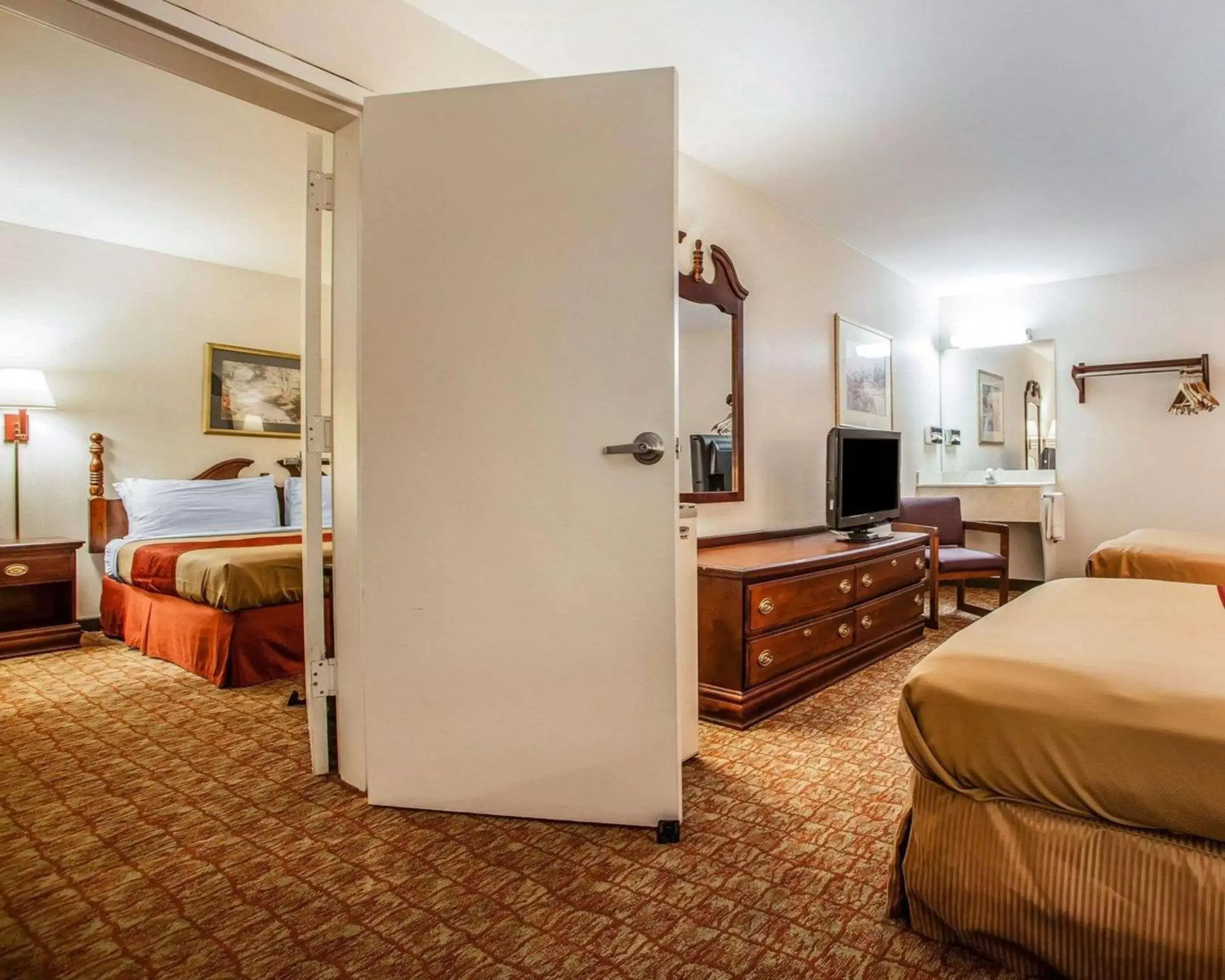 Photo of the whole room, Kitchen/Kitchenette in Econo Lodge Douglassville-Pottstown