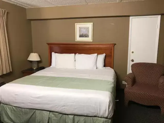 Bed in Americas Best Value Inn Laredo