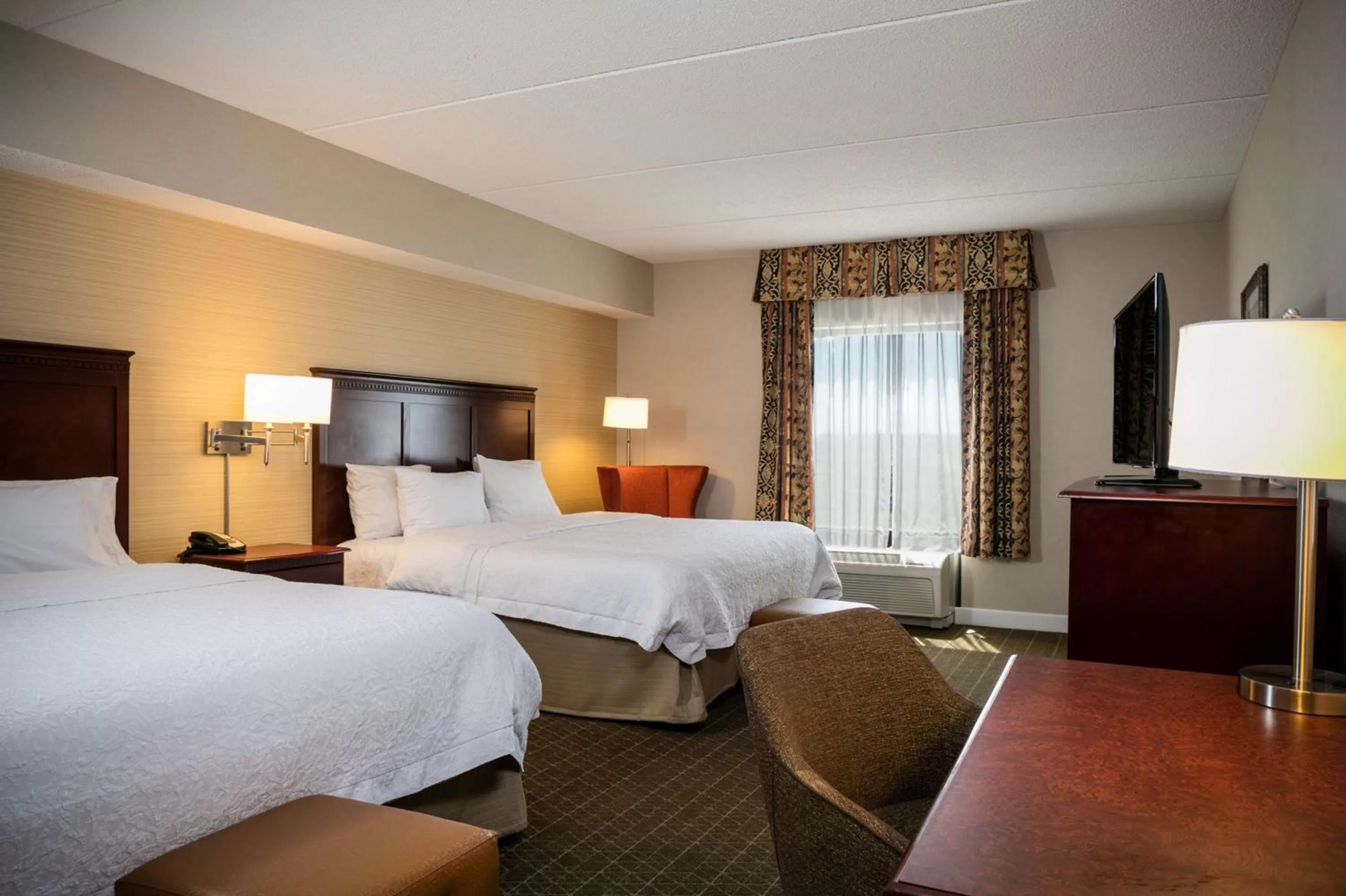 Bed in Hampton Inn & Suites Toledo-Perrysburg