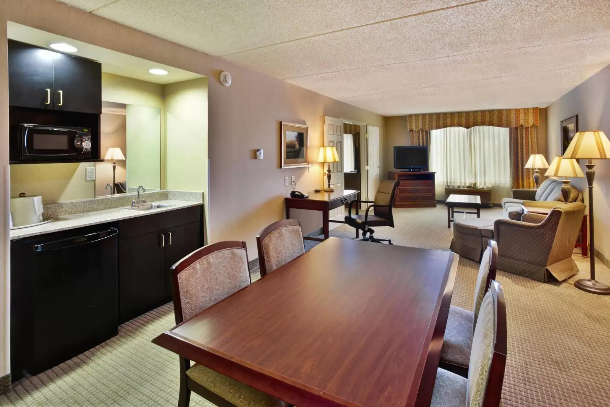 Photo of the whole room, Dining Area in Holiday Inn Hotel & Suites Ann Arbor University of Michigan Area, an IHG Hotel
