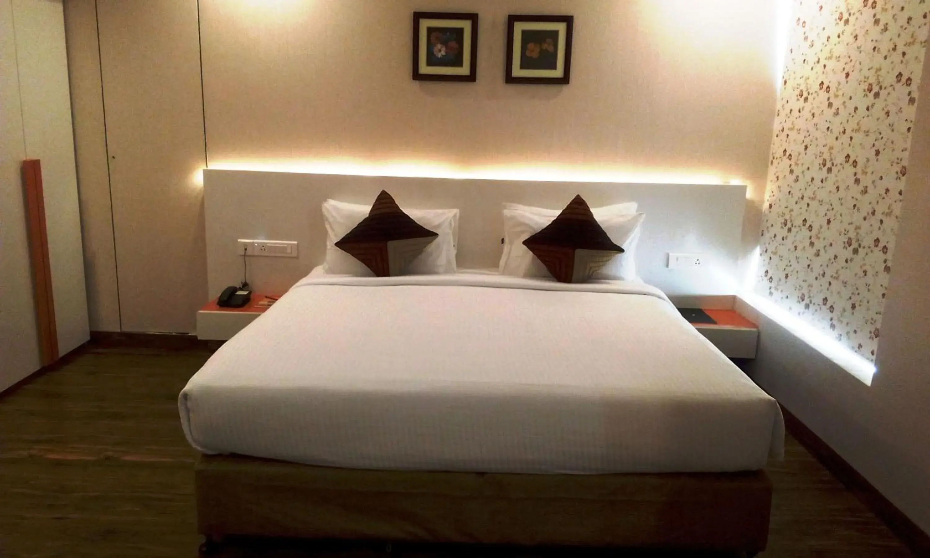 Photo of the whole room, Bed in Mango Hotels - Prangan