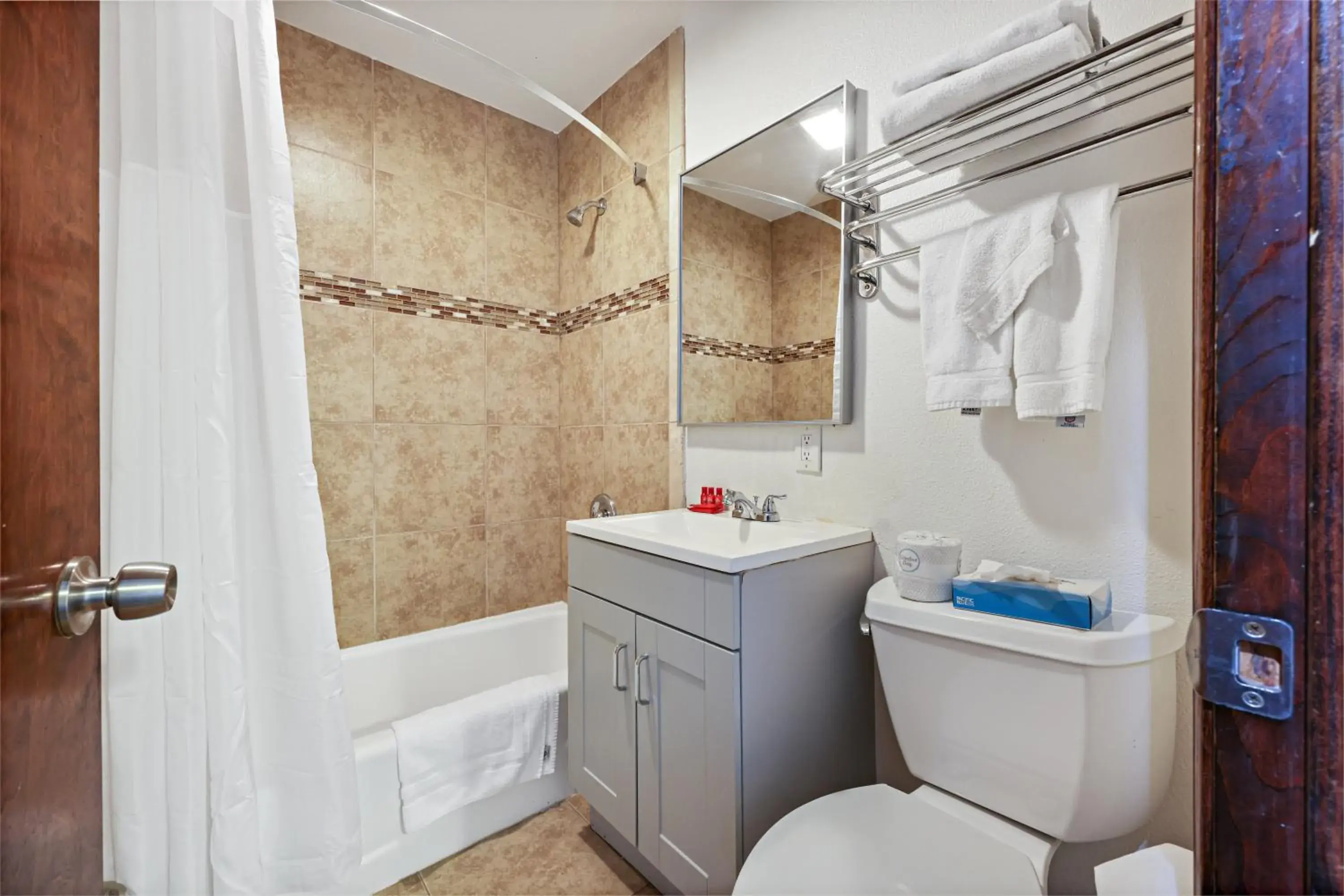 Shower, Bathroom in Hotel Point Loma