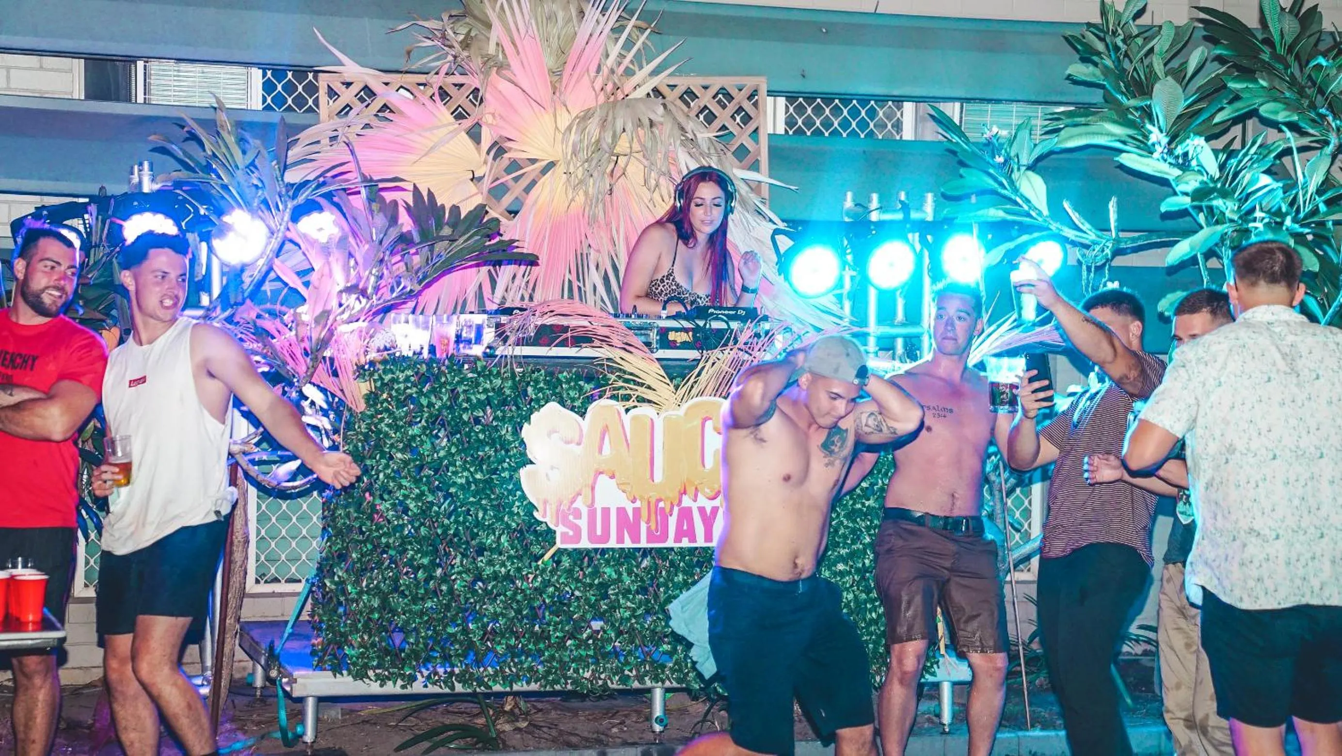 Evening entertainment in Youth Shack Backpackers Darwin