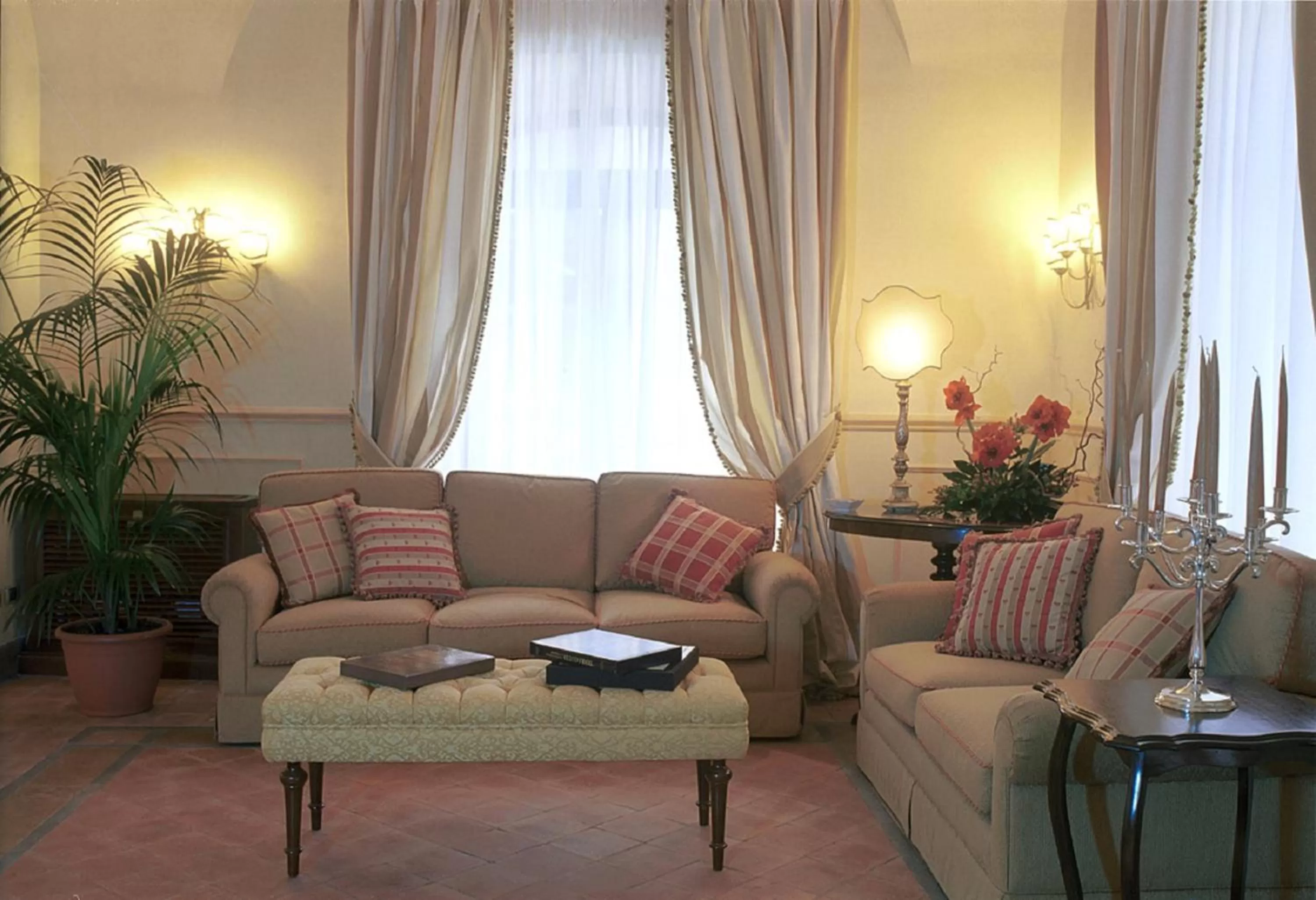 Communal lounge/ TV room in Hotel La Ville