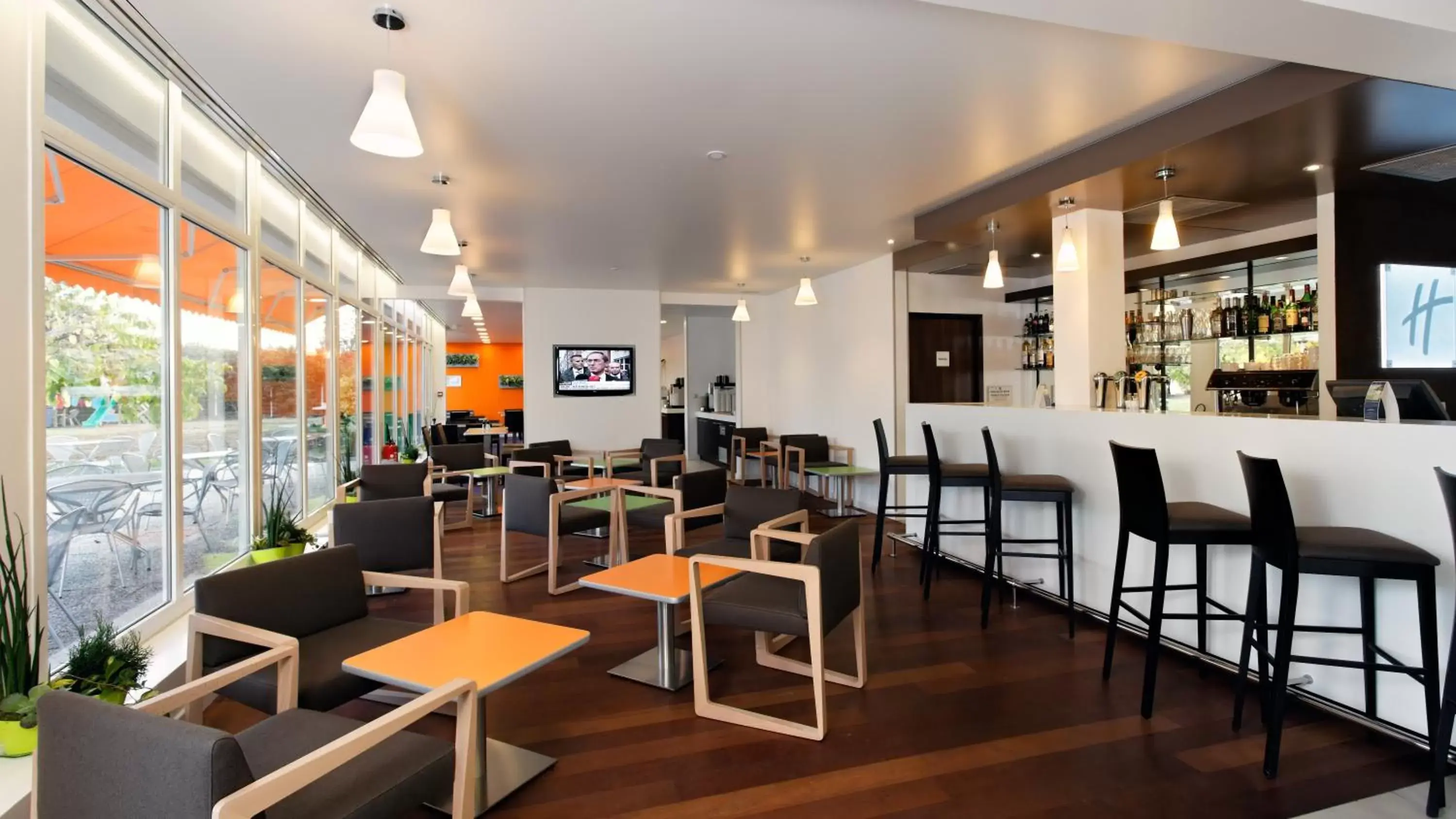 Lounge or bar, Restaurant/Places to Eat in Holiday Inn Express Strasbourg - Sud, an IHG Hotel
