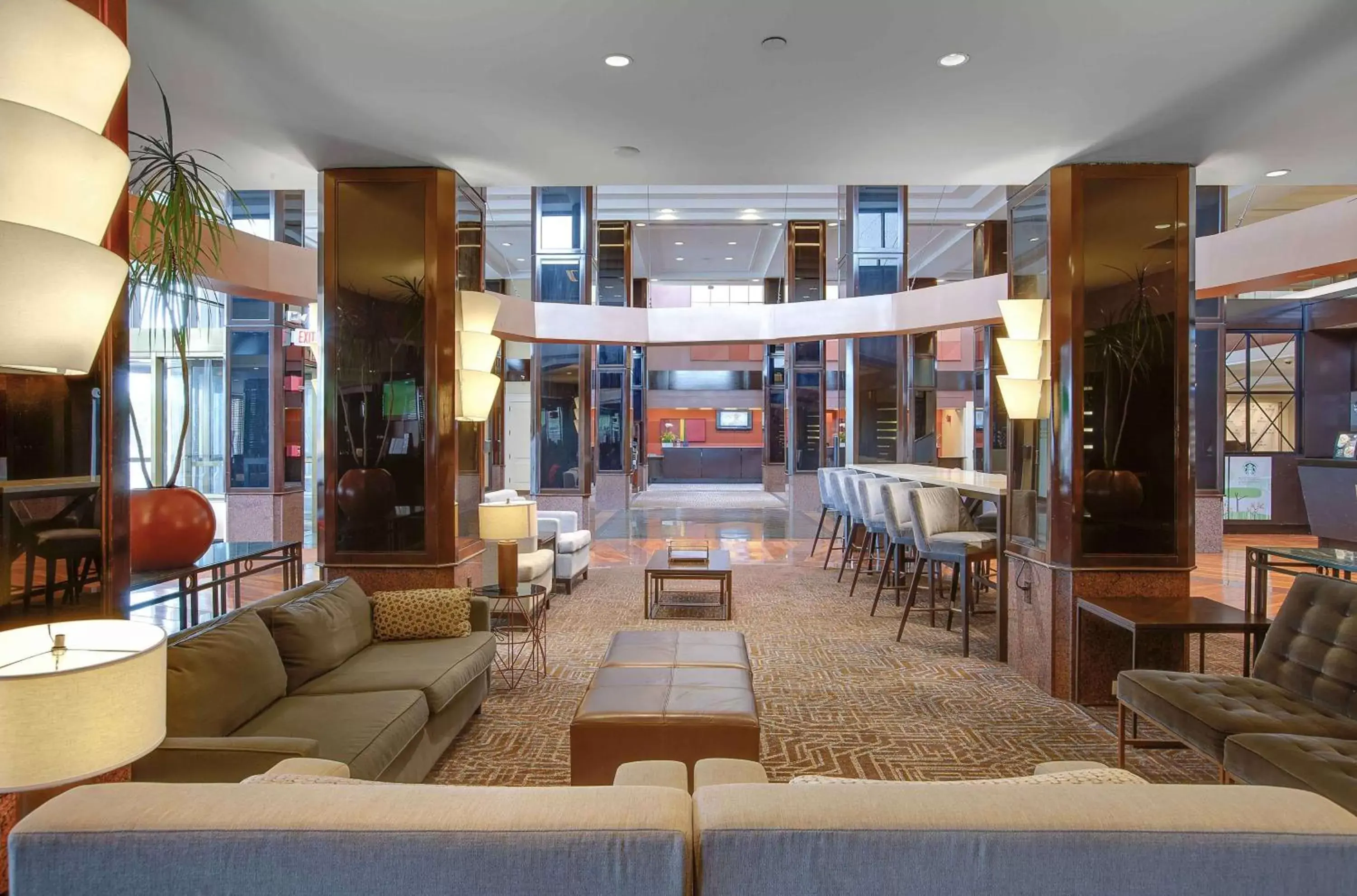 Lobby or reception, Lounge/Bar in Hilton Newark Airport