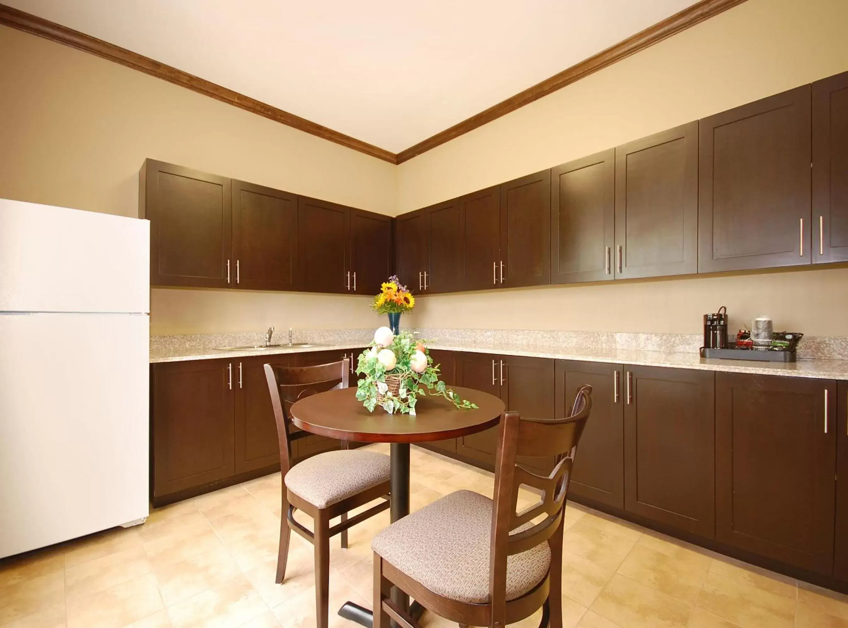 Photo of the whole room, Kitchen/Kitchenette in Best Western Plus Hotel and Suites Denison