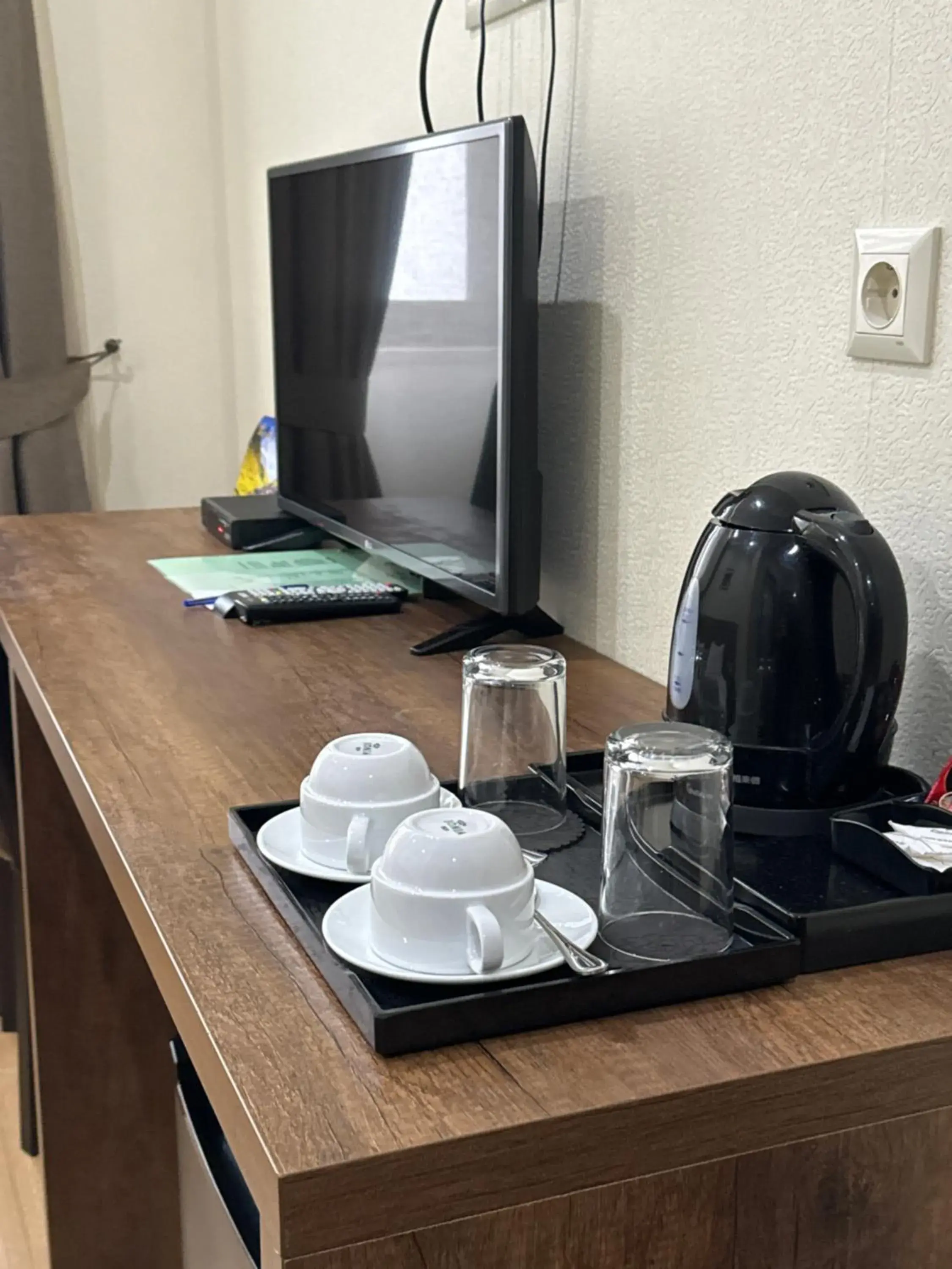 Coffee/tea facilities, TV/Entertainment Center in Hotel Metekhi Line