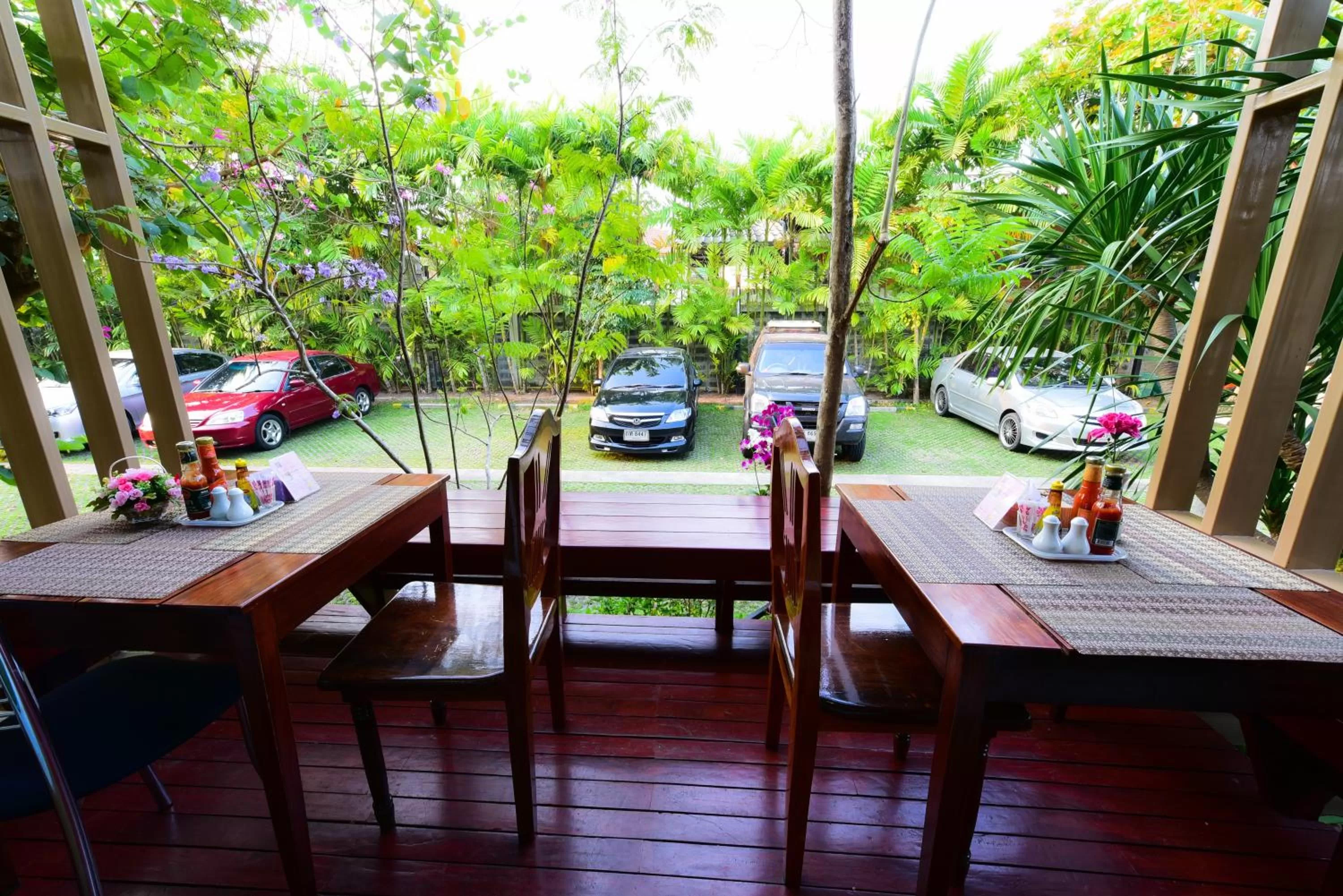 Restaurant/places to eat in Rapeepan Ville Hotel