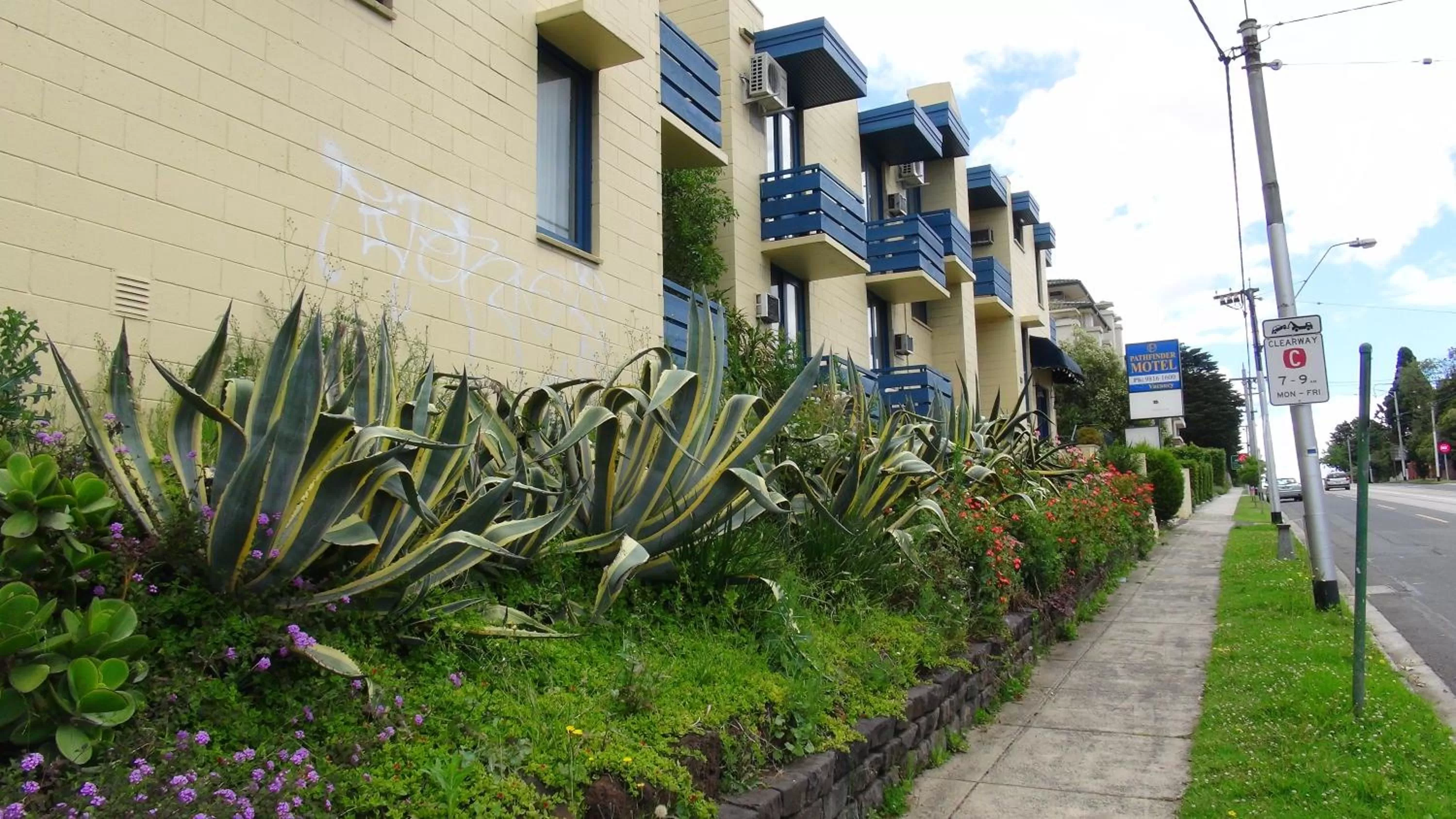 Facade/entrance in Pathfinder Motel