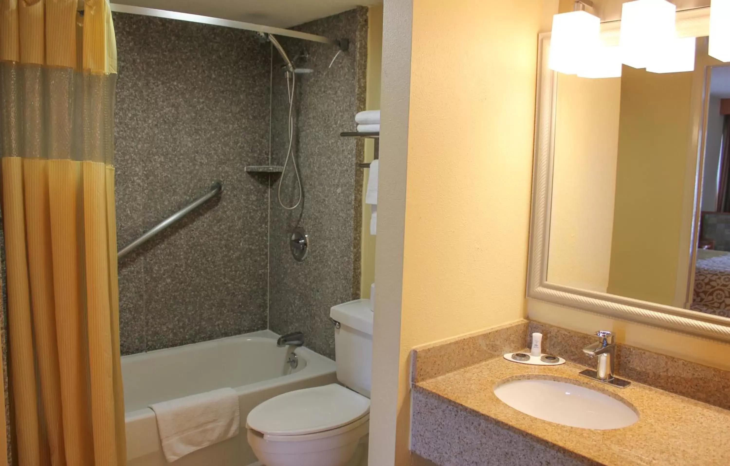 On site, Bathroom in Rose Garden Inn & Suites Thomasville