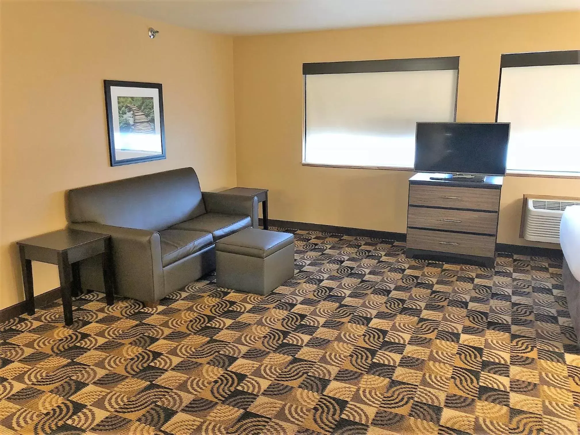 Living room, TV/Entertainment Center in Hawthorn Suites By Wyndham Oak Creek/Milwaukee Airport