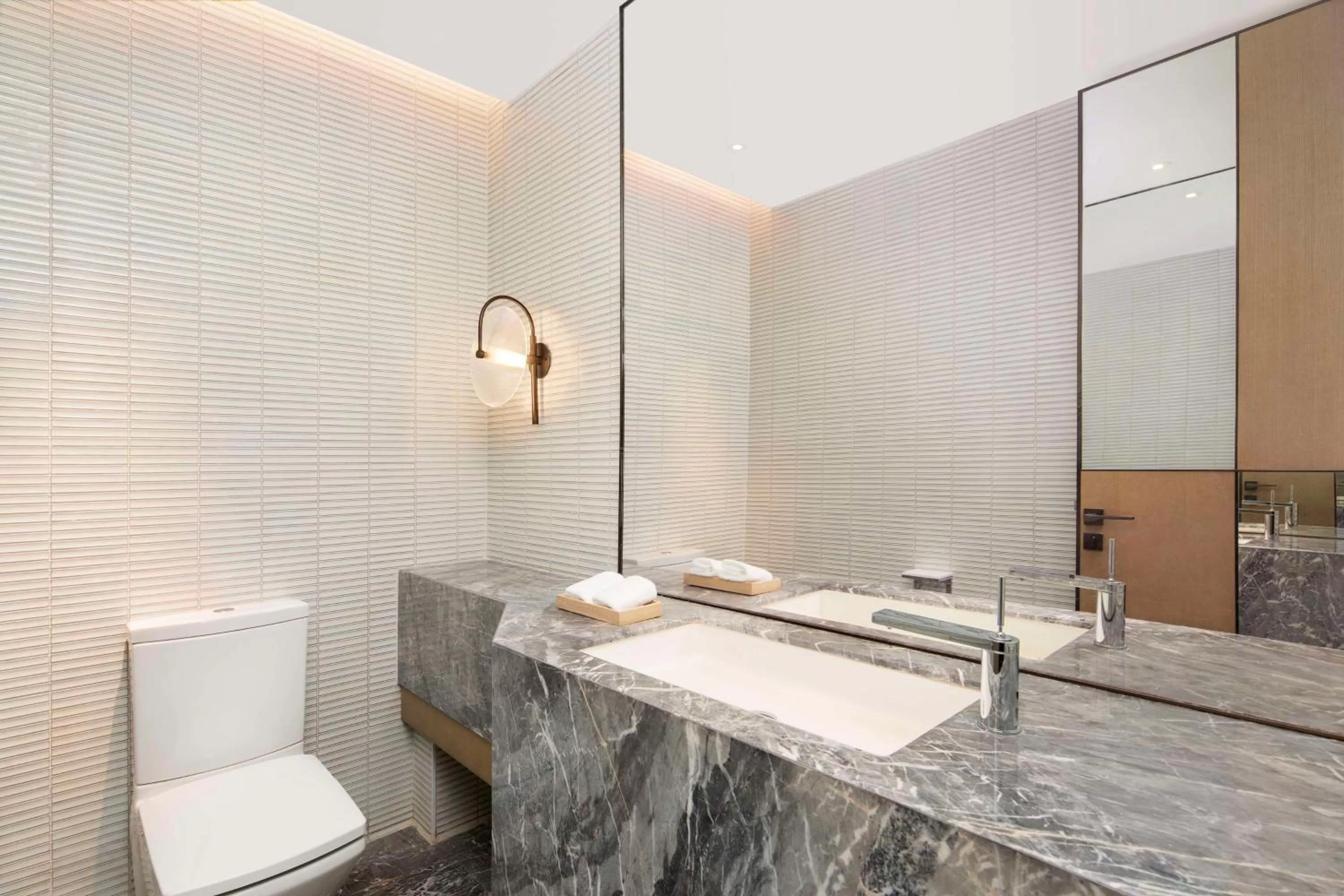 Toilet in Doubletree By Hilton Kunming Airport