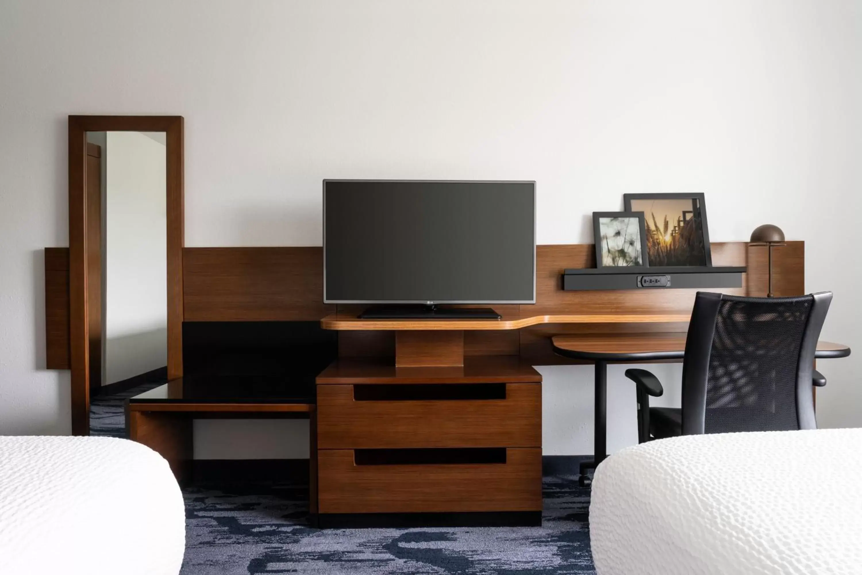 Photo of the whole room, TV/Entertainment Center in Fairfield Inn & Suites by Marriott Akron Fairlawn